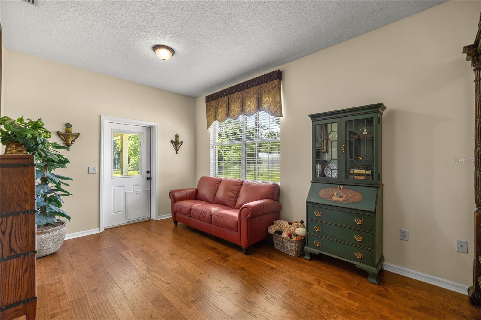 Listing photo id 31 for 10264 Springtree Lane