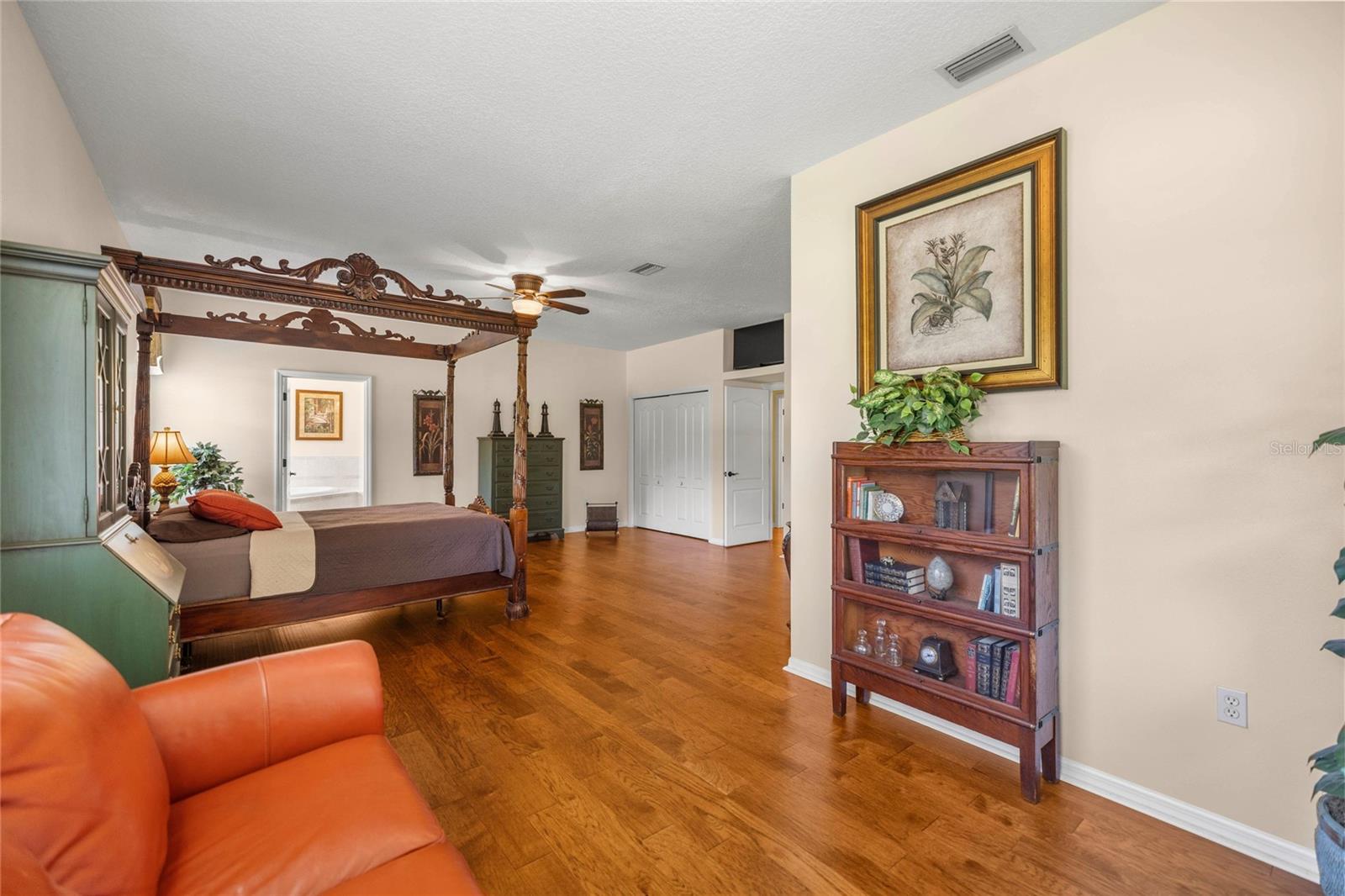 Listing photo id 32 for 10264 Springtree Lane