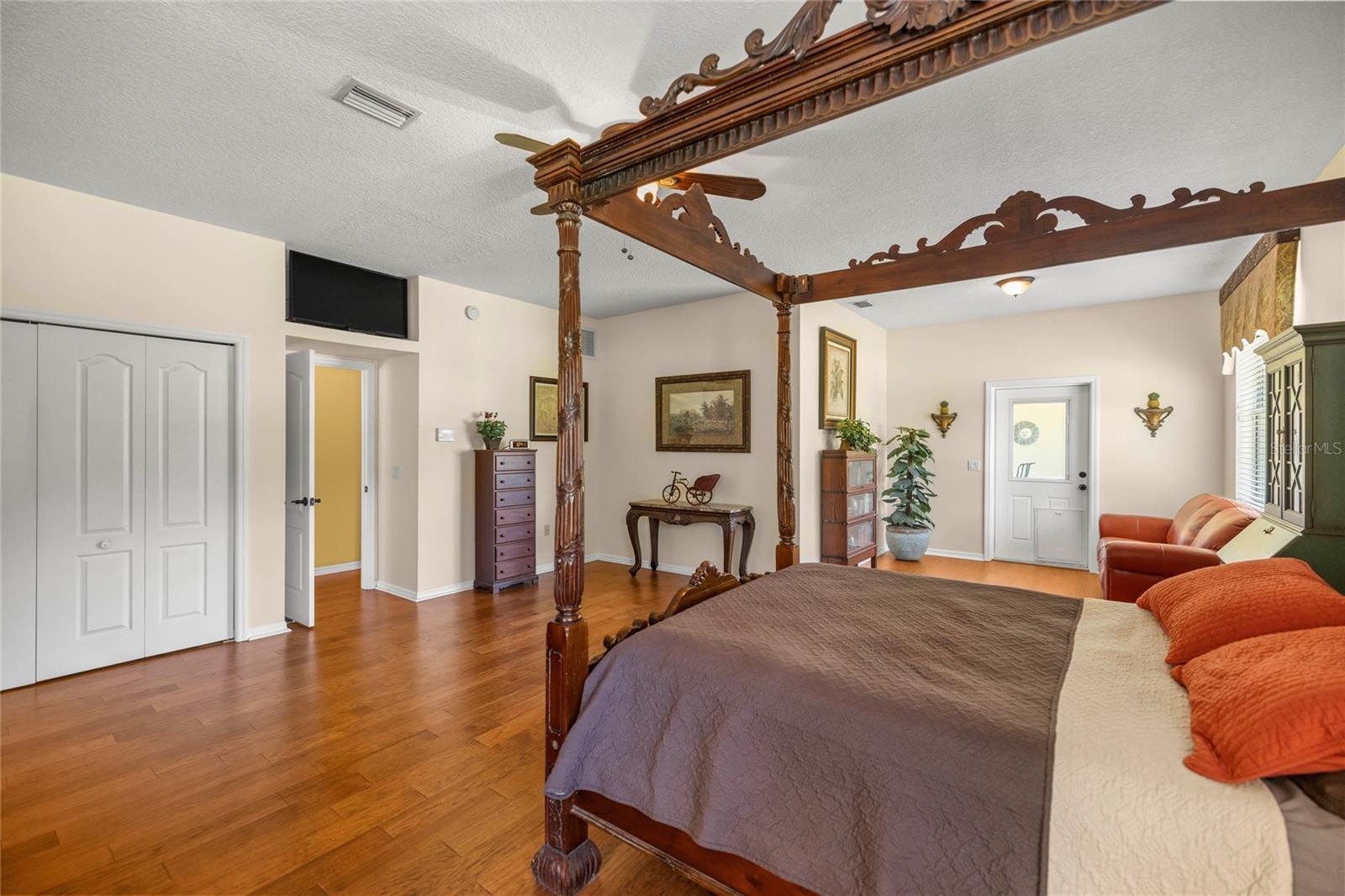 Listing photo id 33 for 10264 Springtree Lane