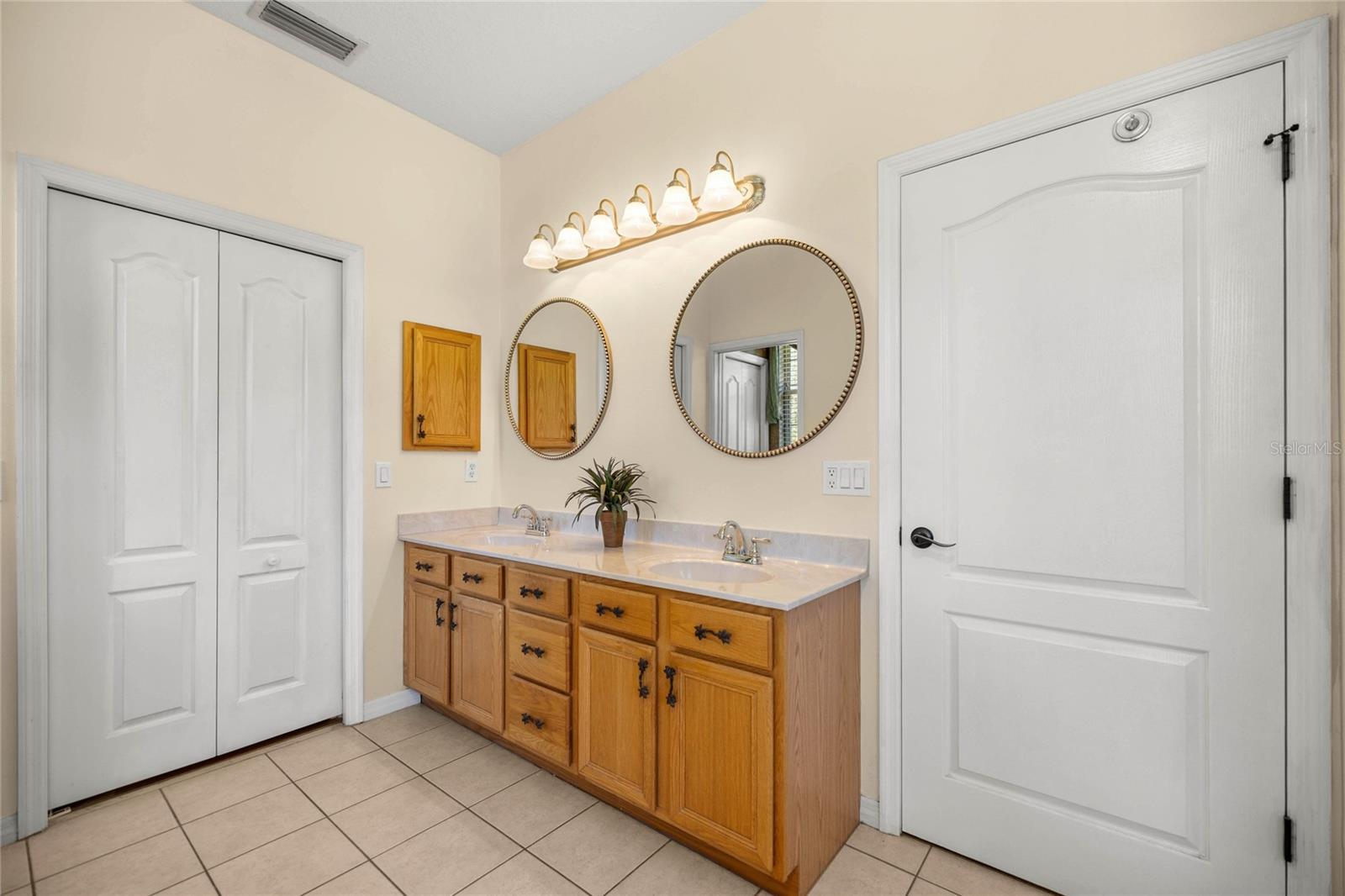 Listing photo id 35 for 10264 Springtree Lane