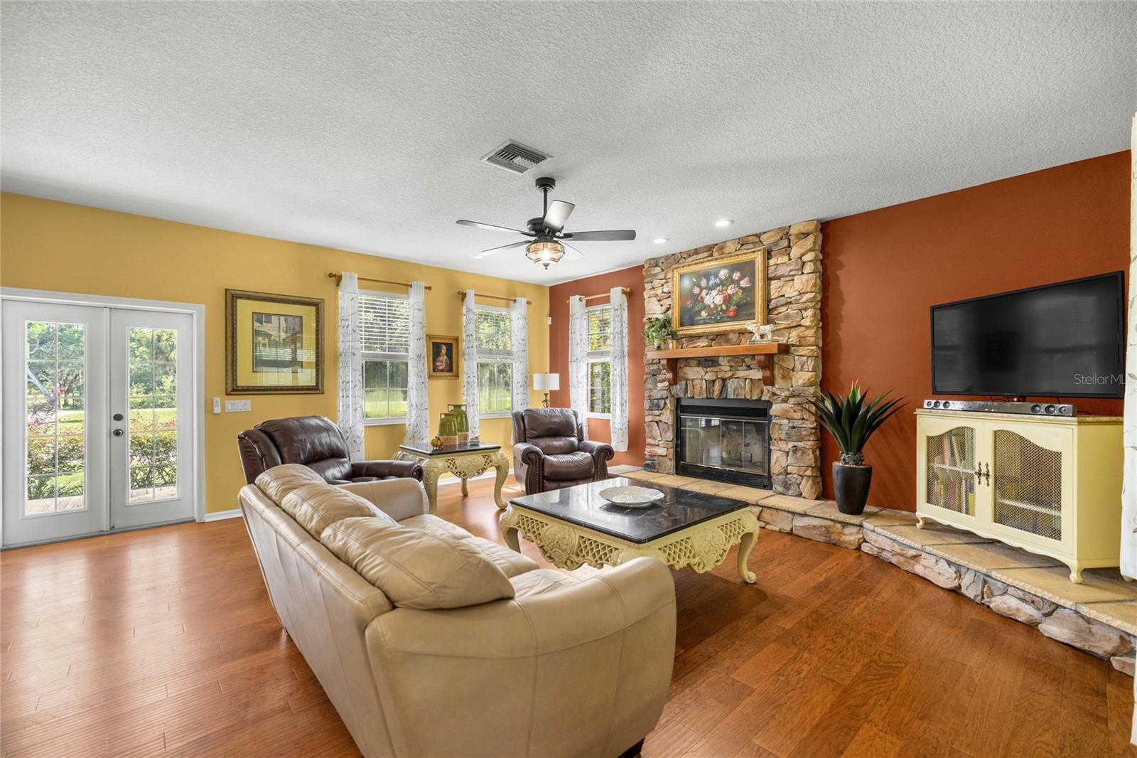 Listing photo id 3 for 10264 Springtree Lane