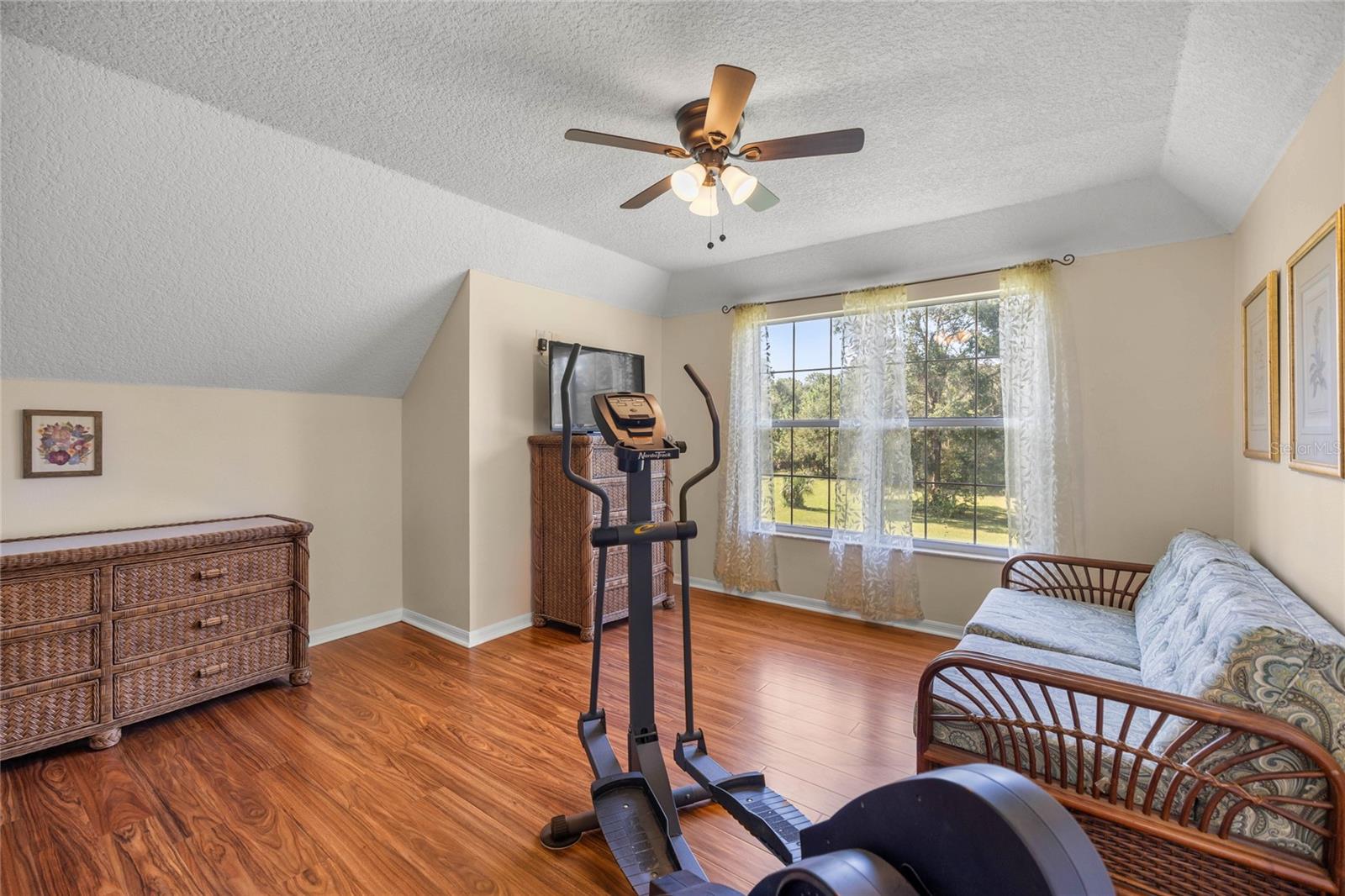 Listing photo id 50 for 10264 Springtree Lane