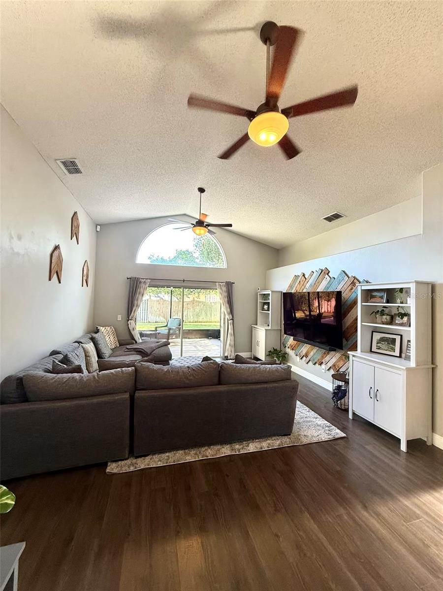 Listing photo id 11 for 1351 Crimson Clover Lane