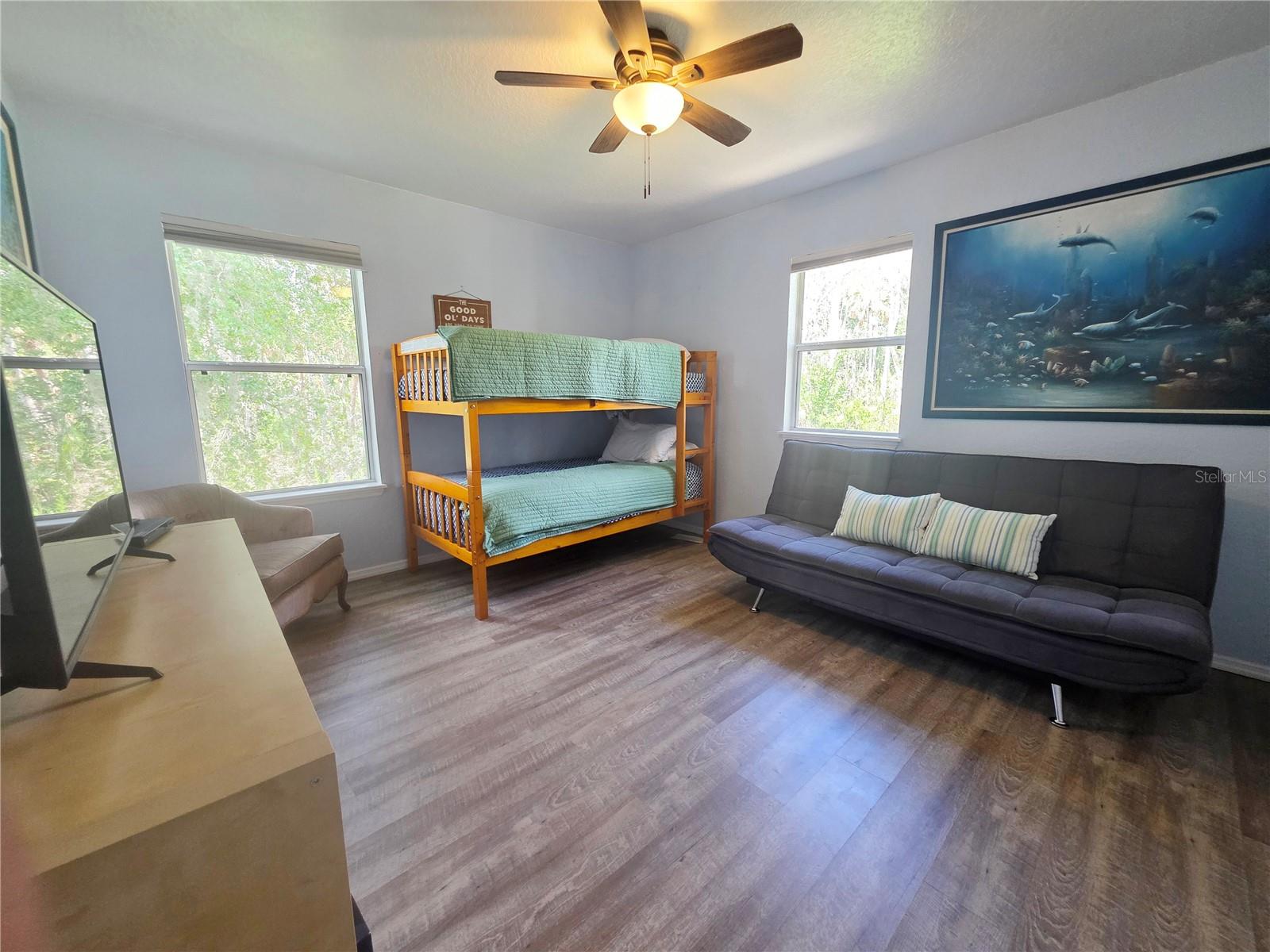 Listing photo id 18 for 10464 Oliver Street