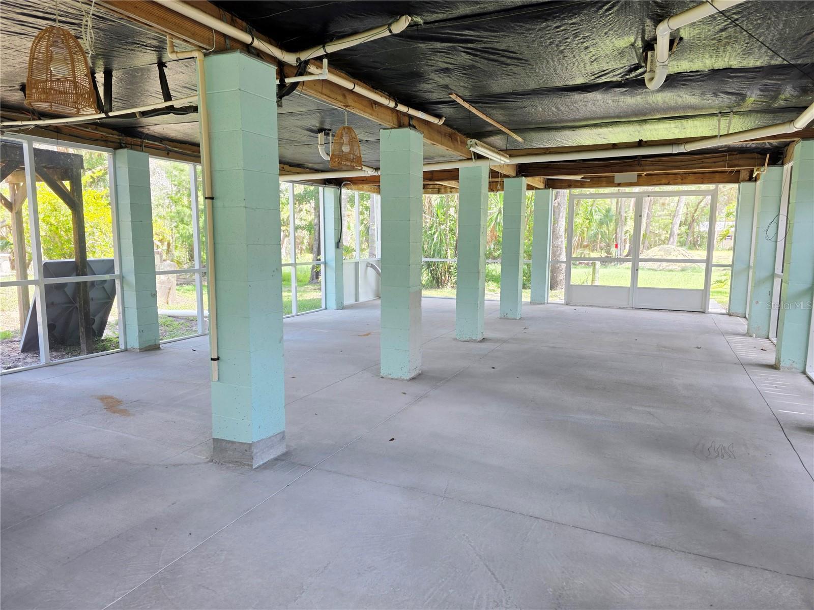 Listing photo id 21 for 10464 Oliver Street