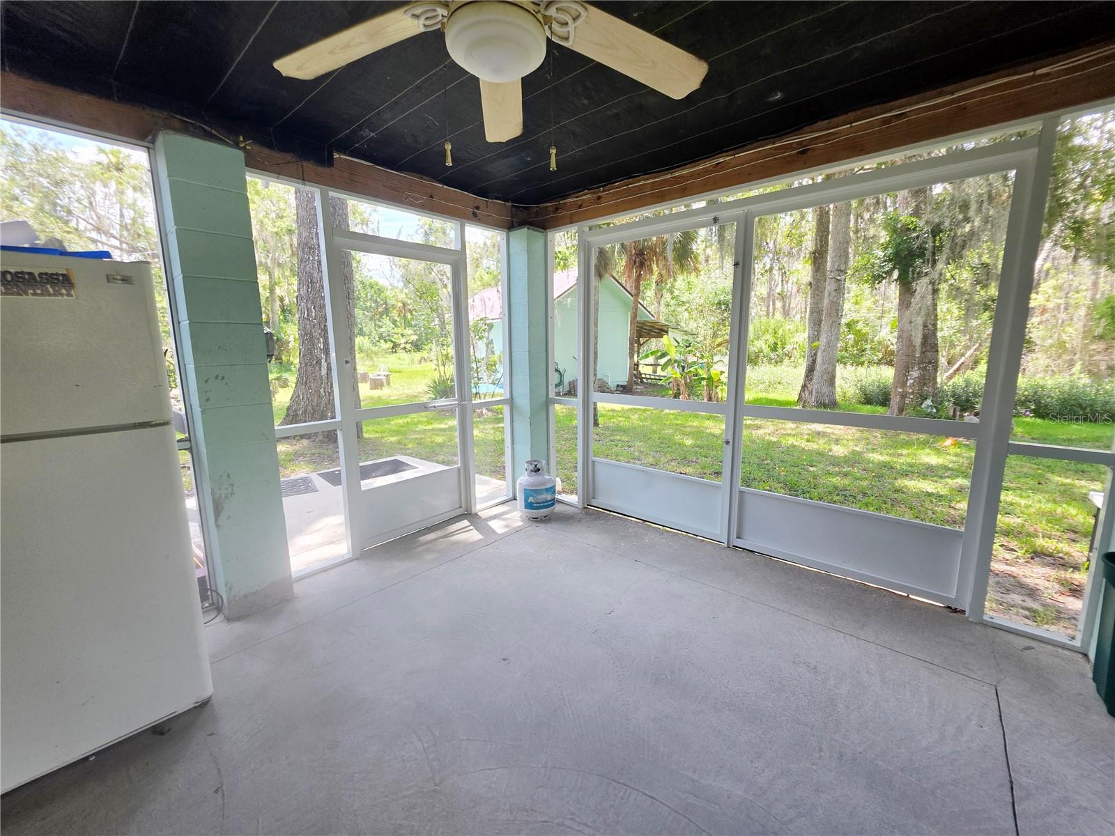 Listing photo id 27 for 10464 Oliver Street