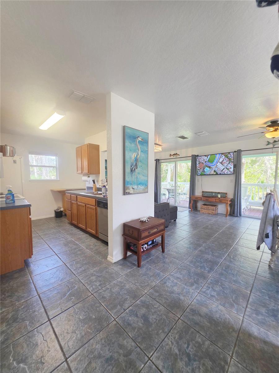 Listing photo id 5 for 10464 Oliver Street