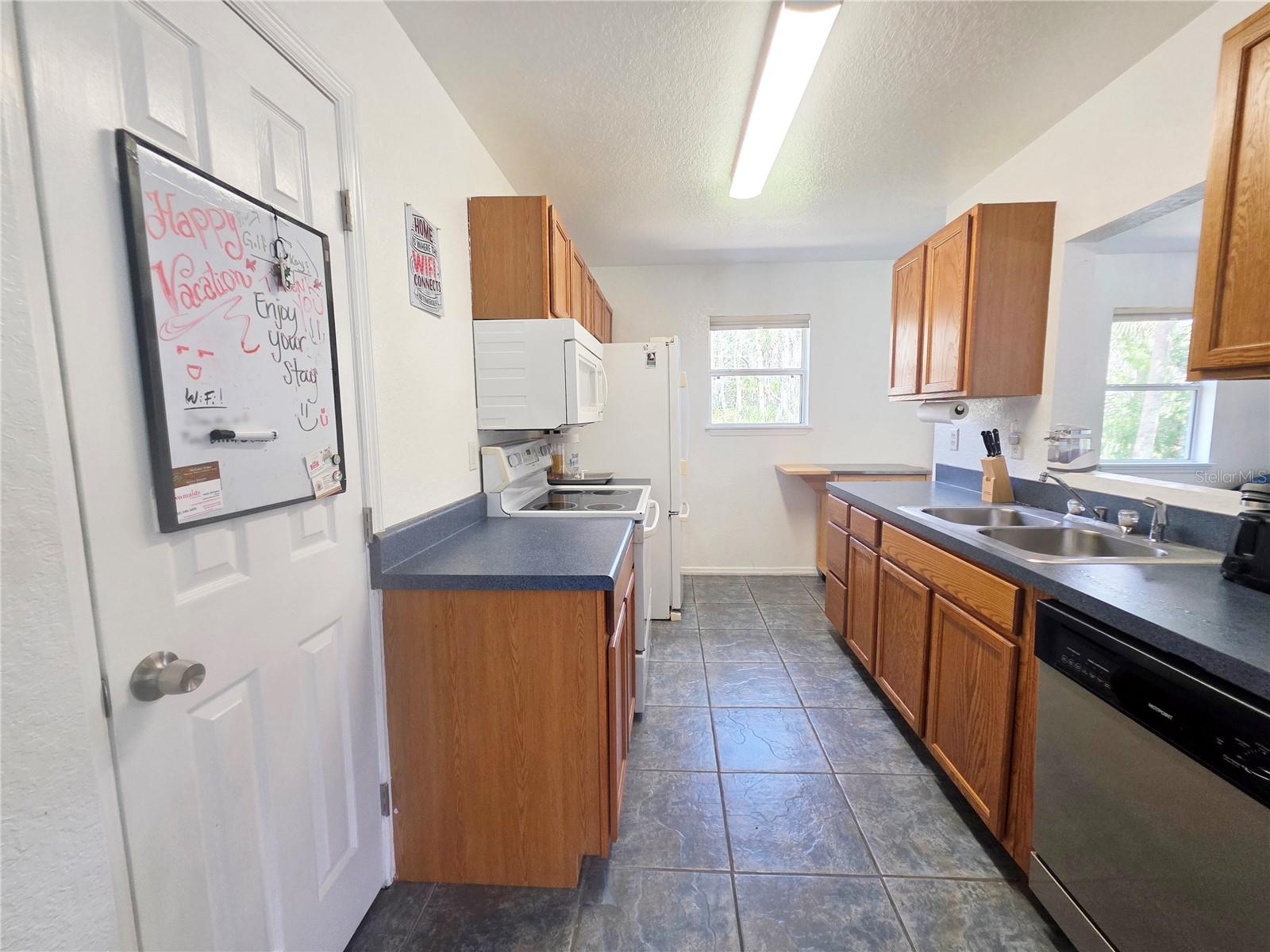 Listing photo id 6 for 10464 Oliver Street