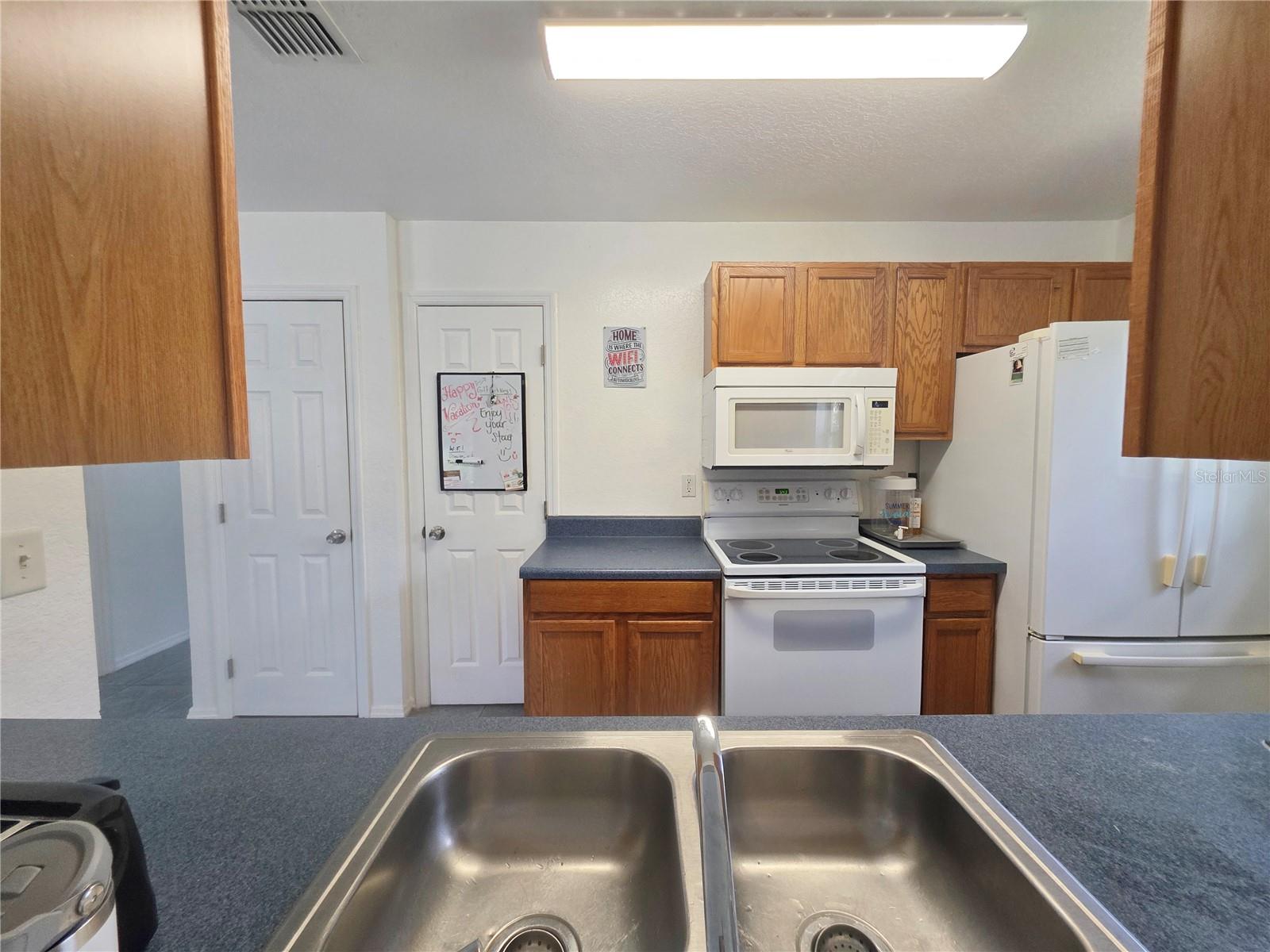Listing photo id 7 for 10464 Oliver Street