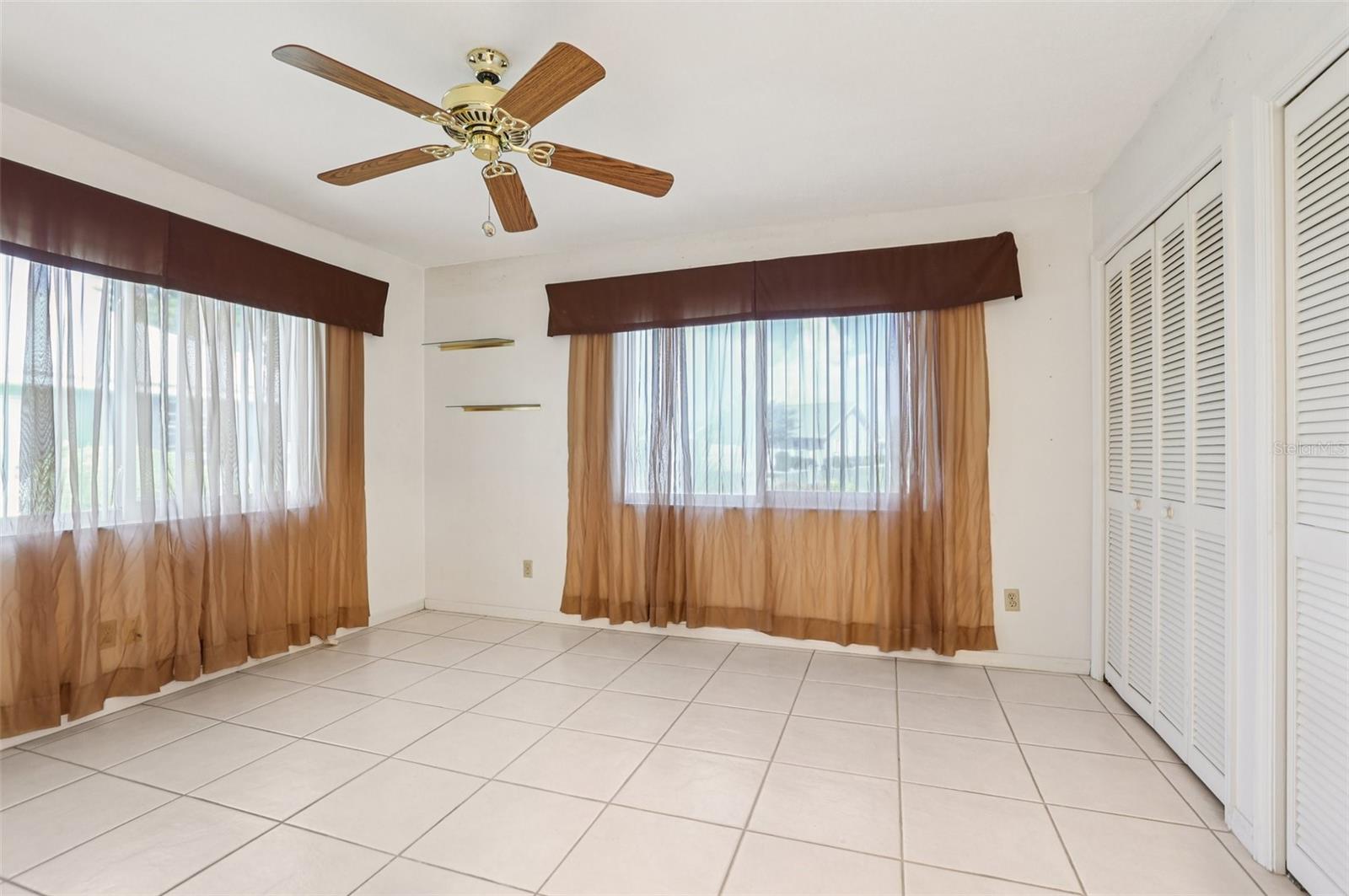 Image 21 of 61 For 310 Thorn Hill Place