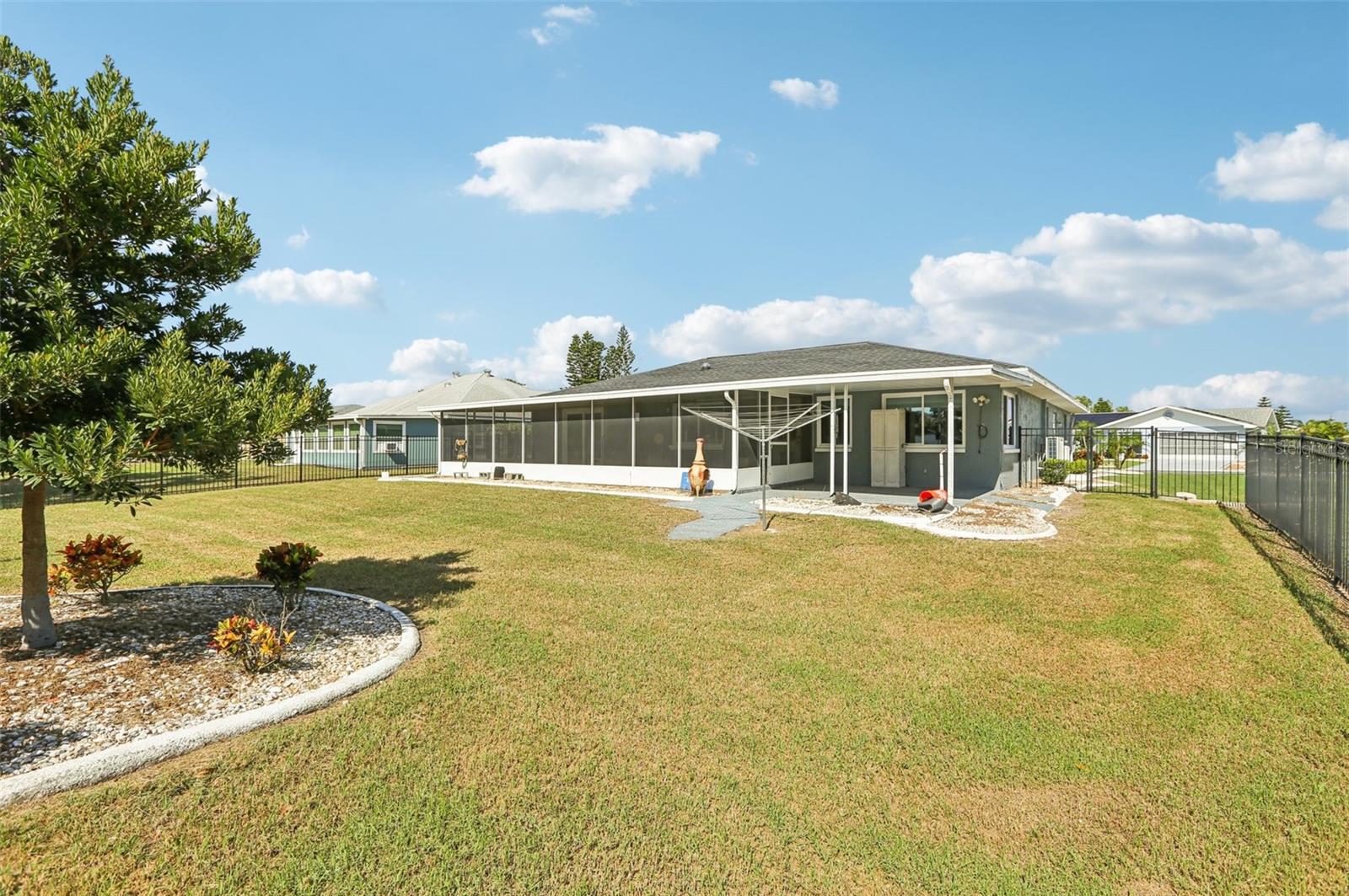 Image 39 of 61 For 310 Thorn Hill Place