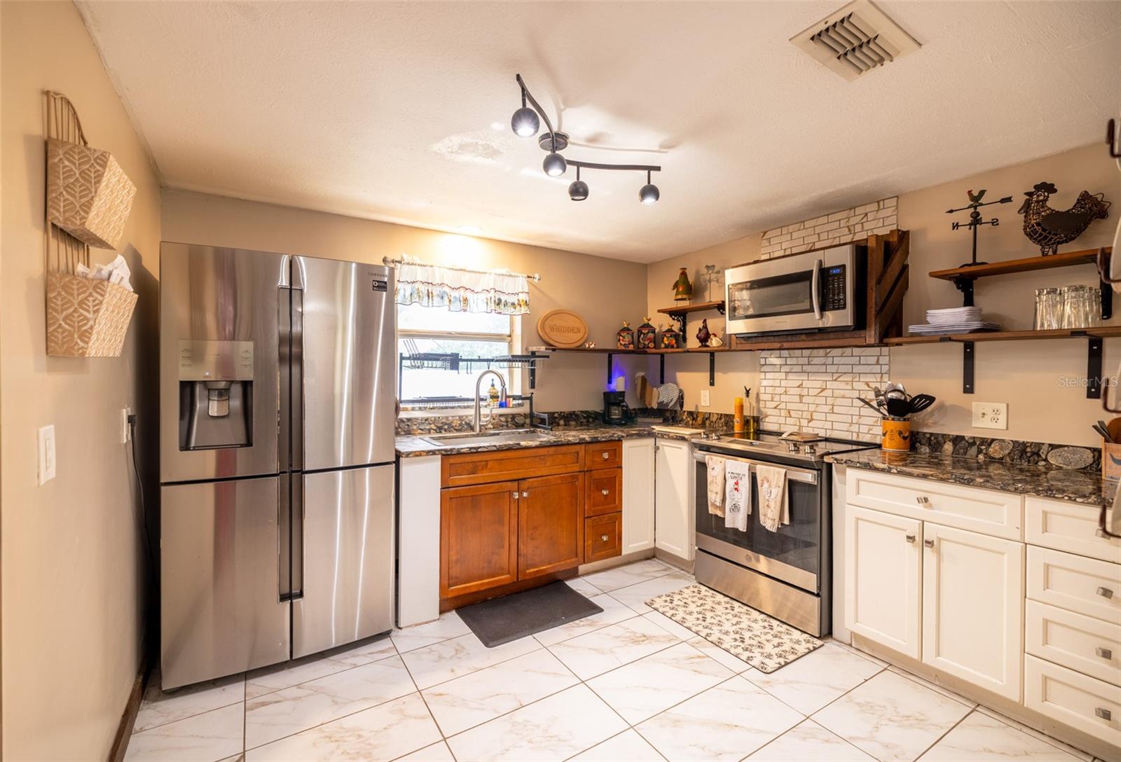 Image 9 of 33 For 2612 Kingsway Road