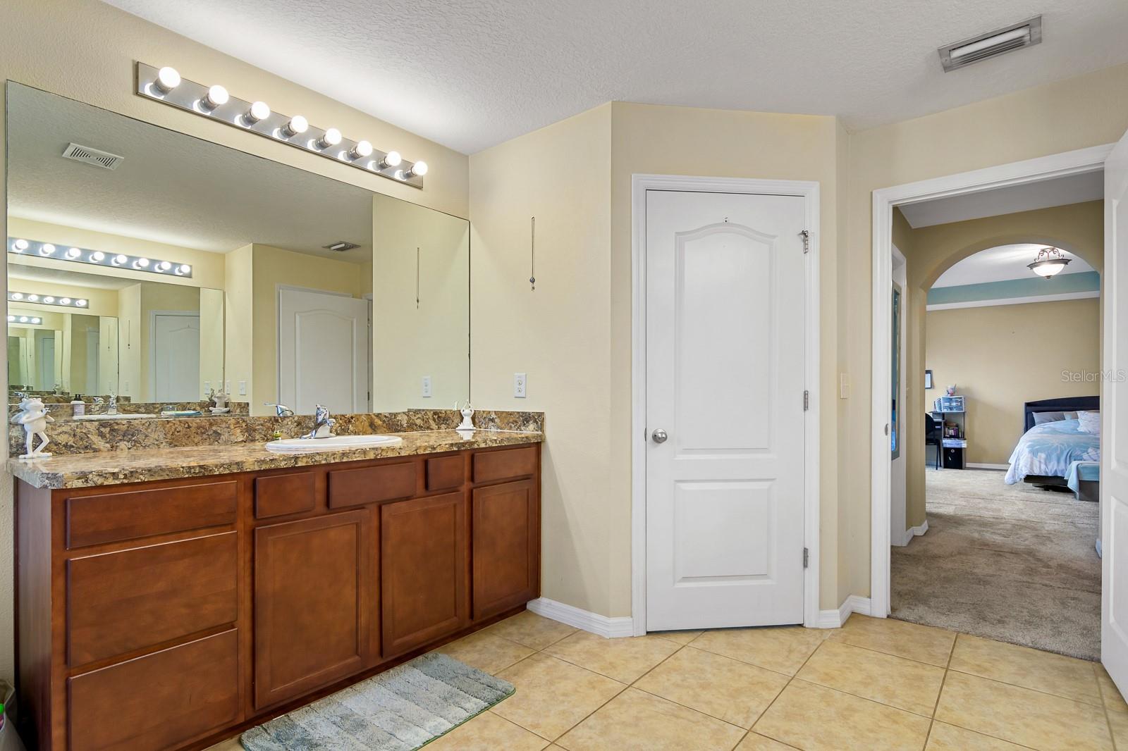 Image 25 of 46 For 11620 Warren Oaks Place