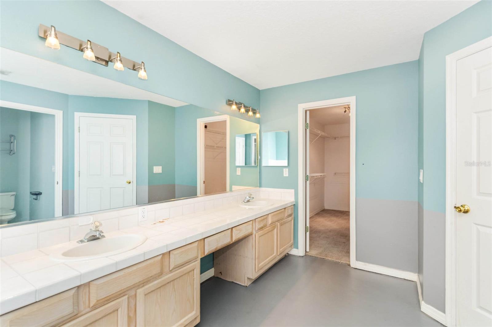 Image 13 of 25 For 11808 Ridge View Circle