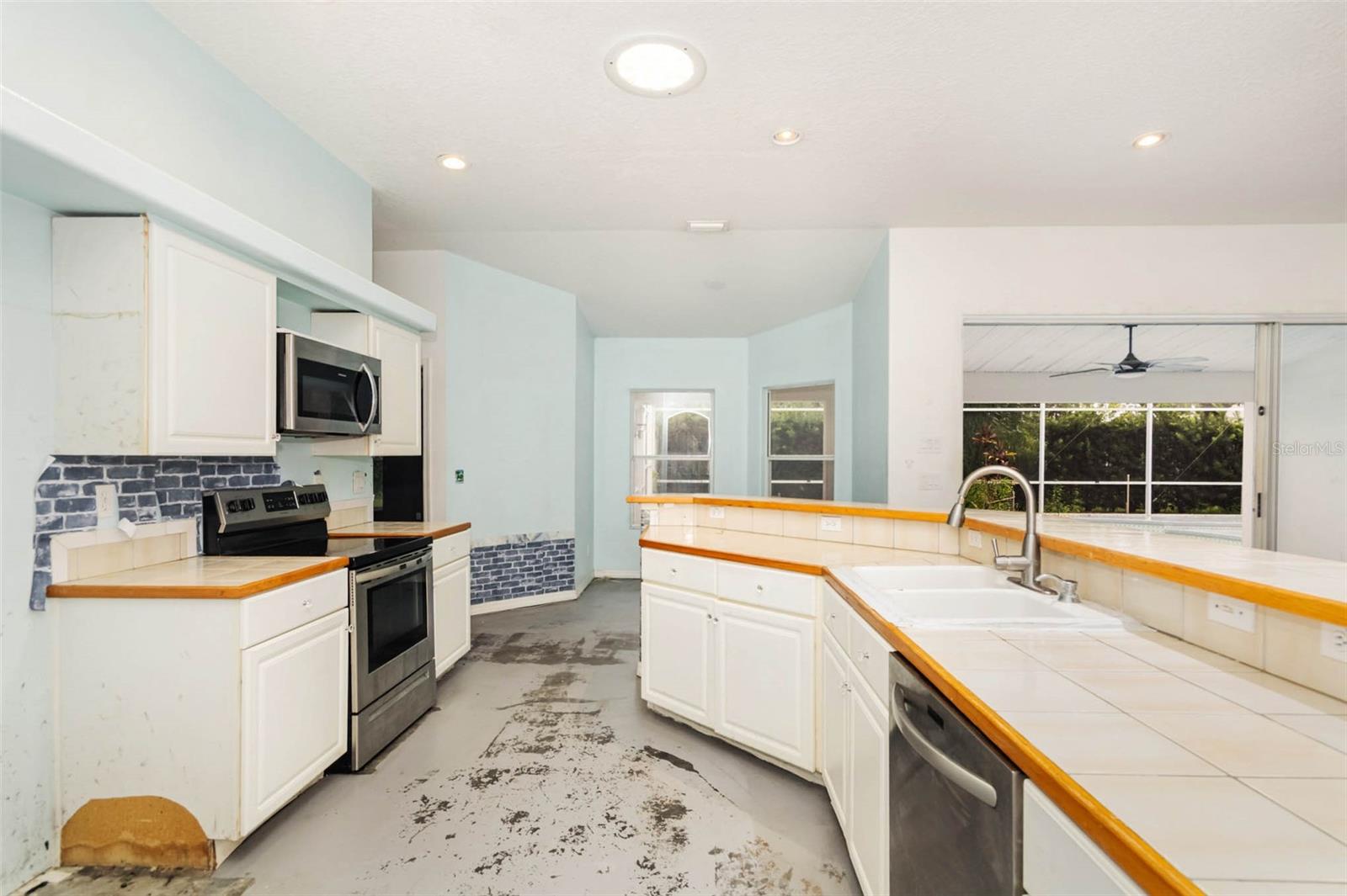 Image 6 of 25 For 11808 Ridge View Circle
