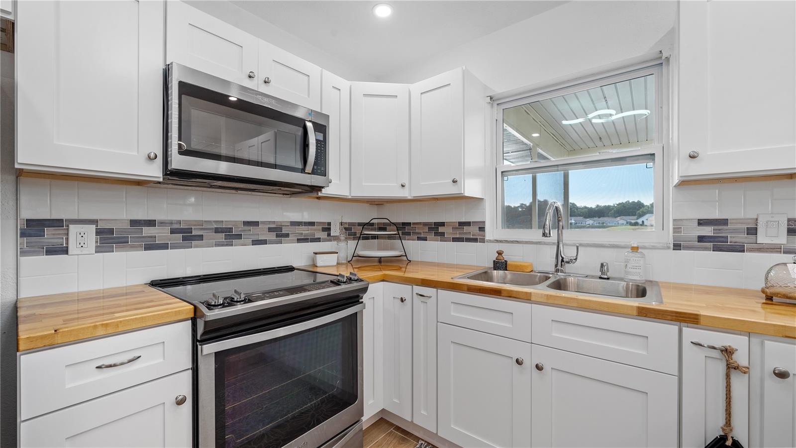 Image 5 of 12 For 8050 Roxburgh Court