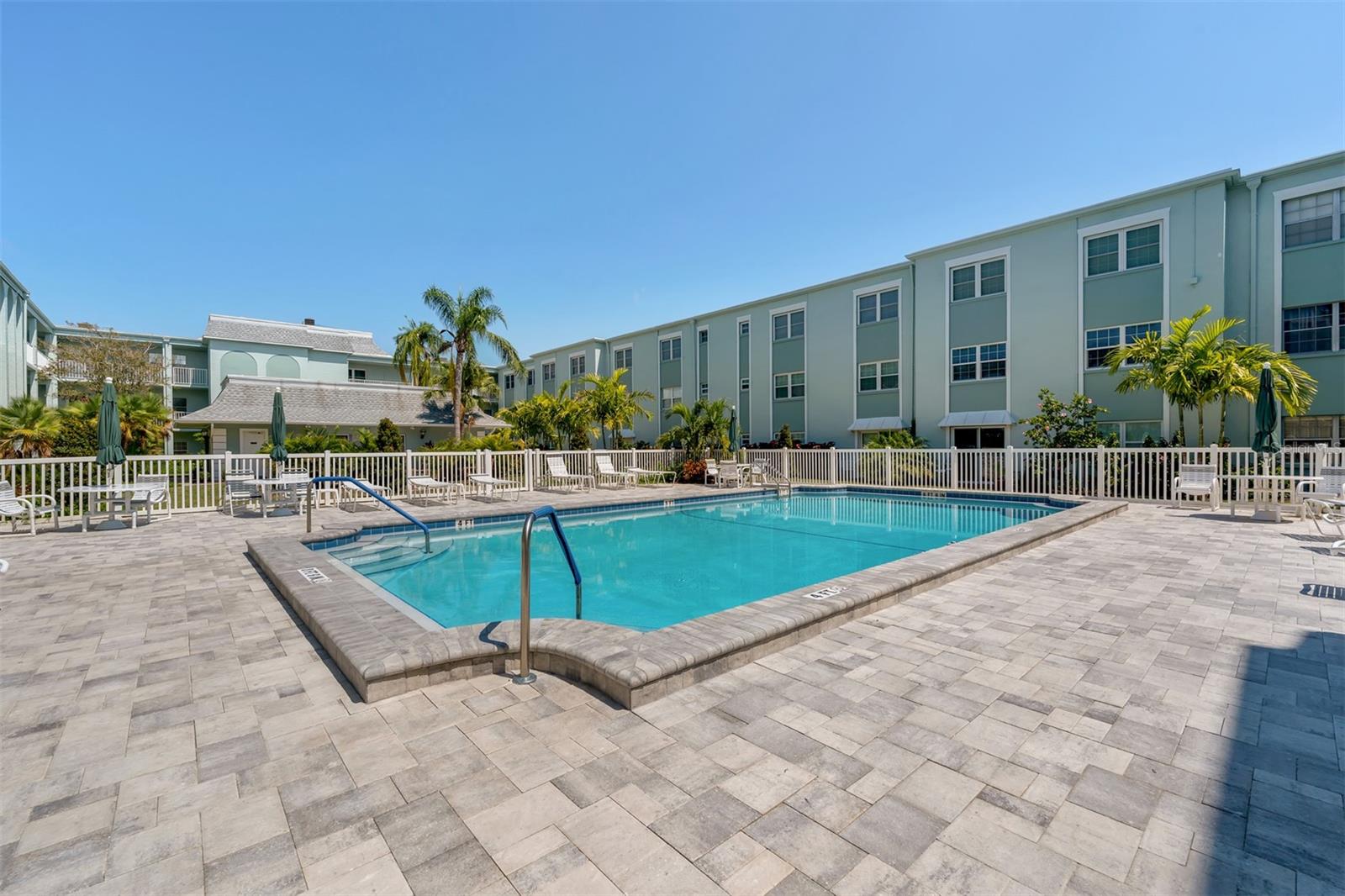 Image 24 of 37 For 701 Poinsettia Road 248