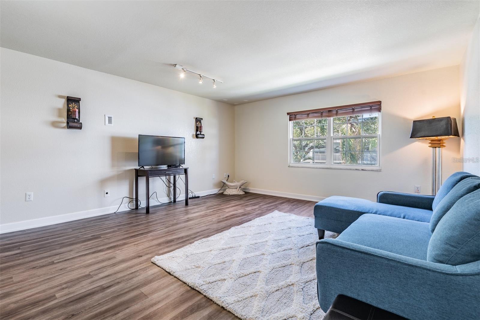 Image 4 of 37 For 701 Poinsettia Road 248