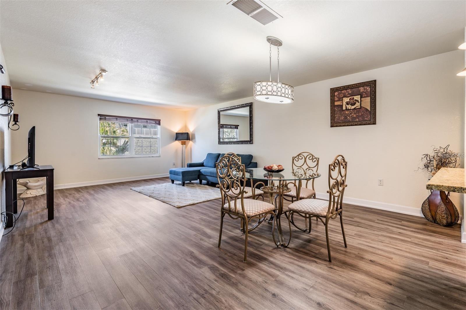 Image 5 of 37 For 701 Poinsettia Road 248