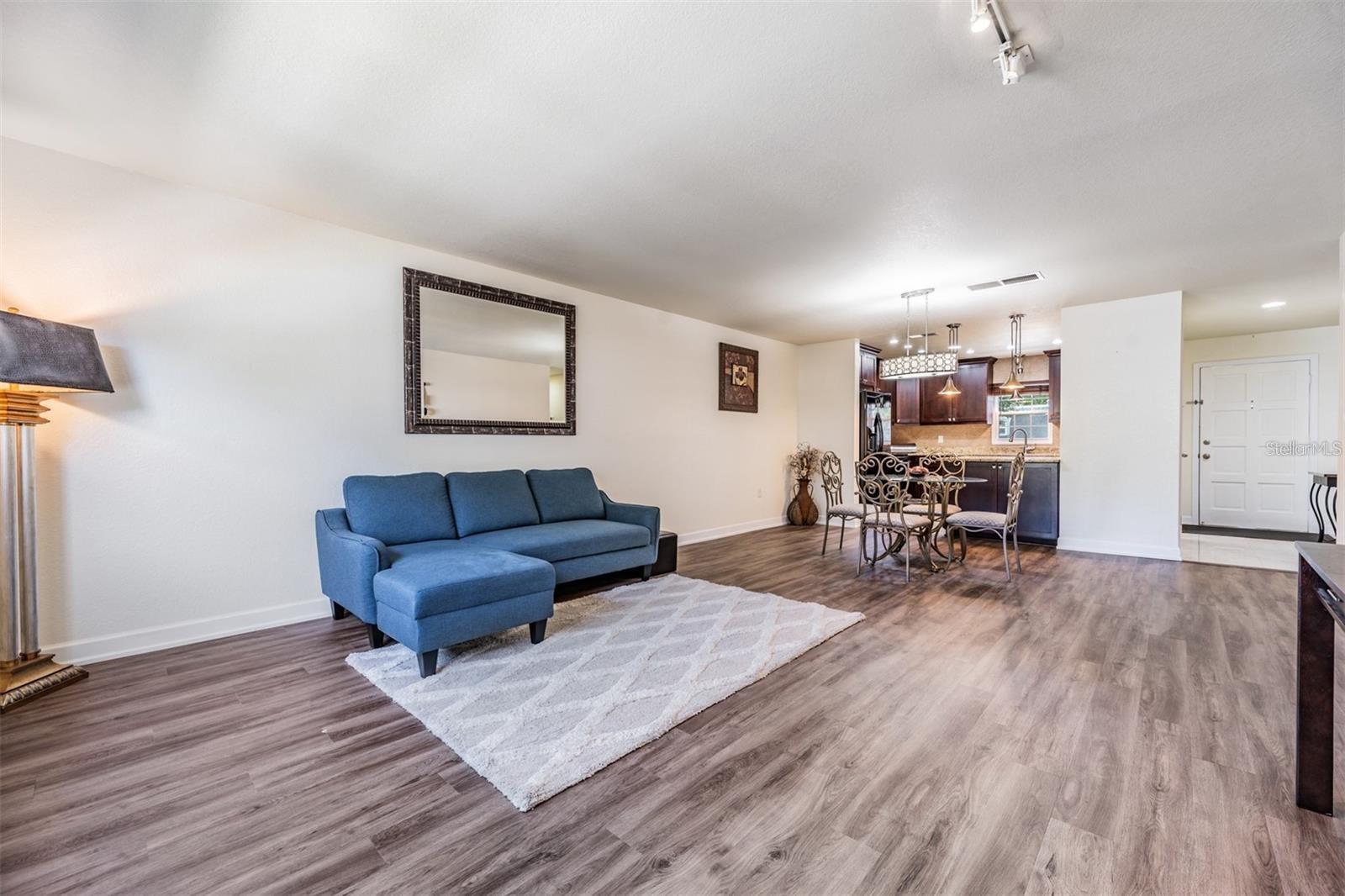 Image 7 of 37 For 701 Poinsettia Road 248