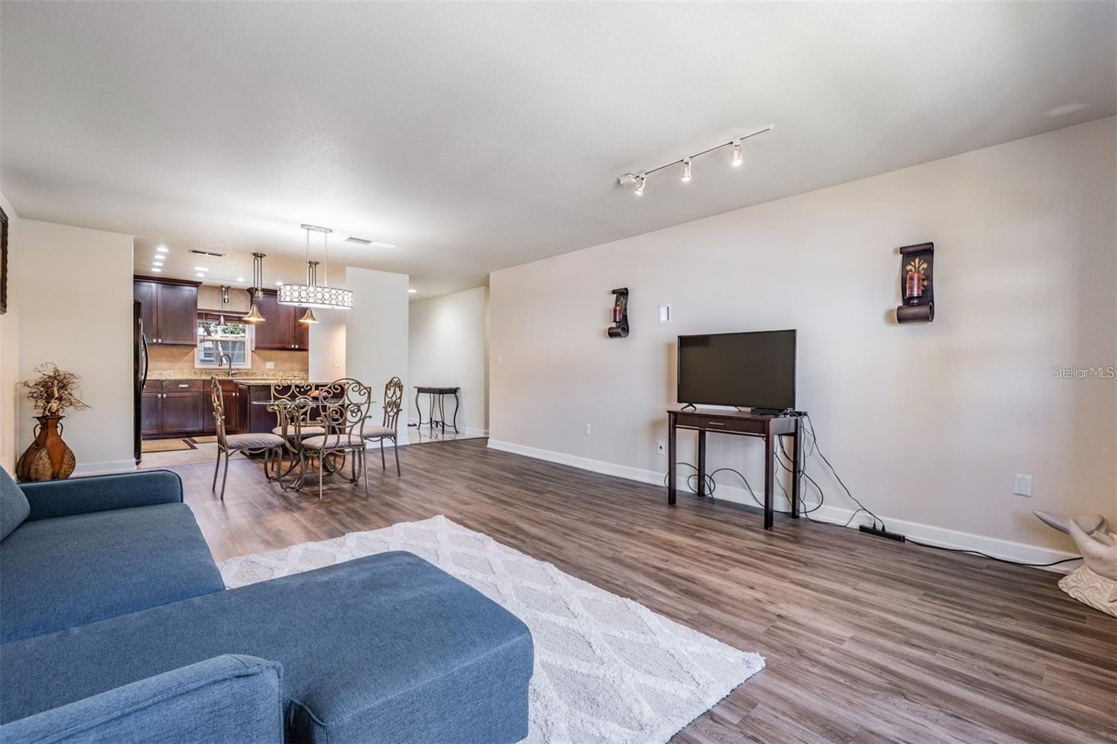 Image 9 of 37 For 701 Poinsettia Road 248