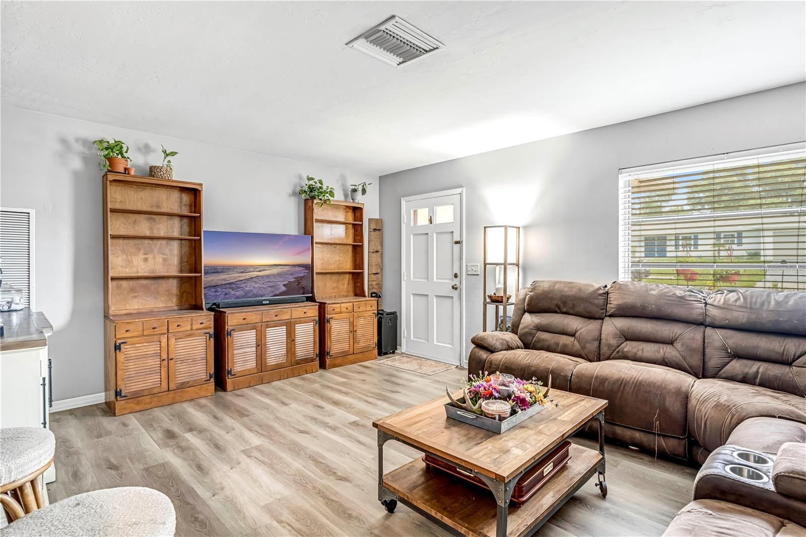 Image 6 of 49 For 6766 Treehaven Drive