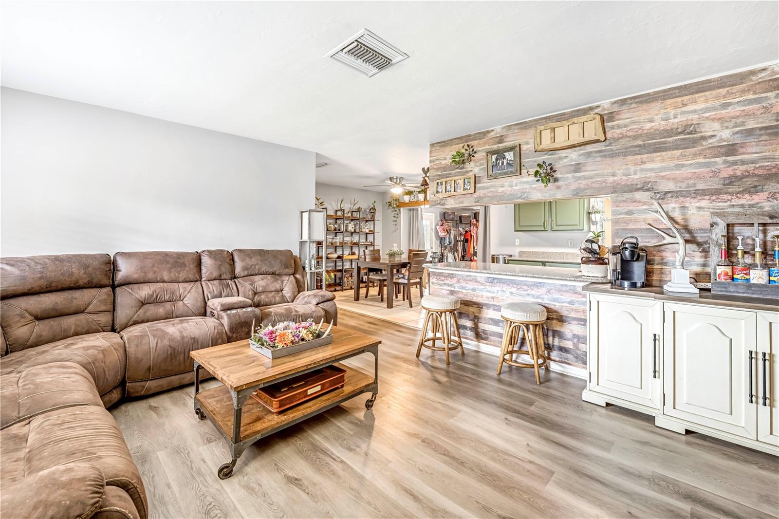 Image 8 of 49 For 6766 Treehaven Drive