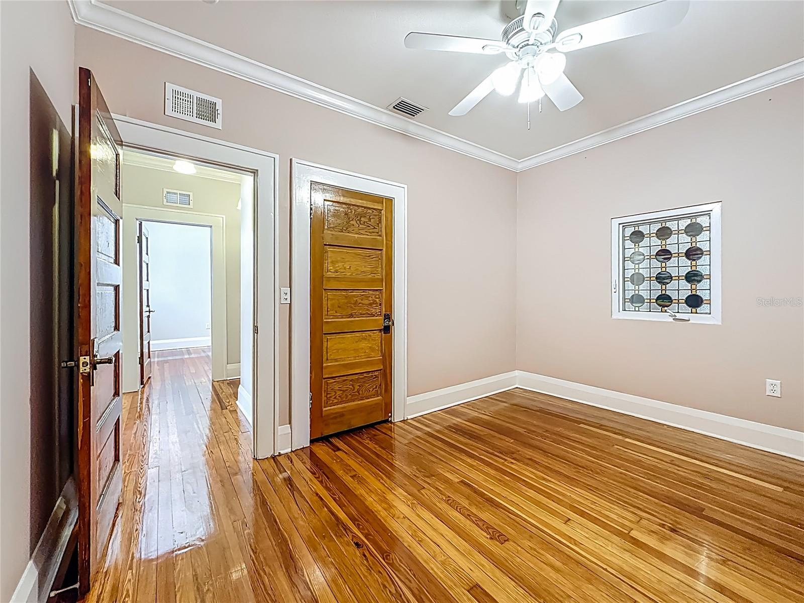 Image 22 of 42 For 207 Thomas Street