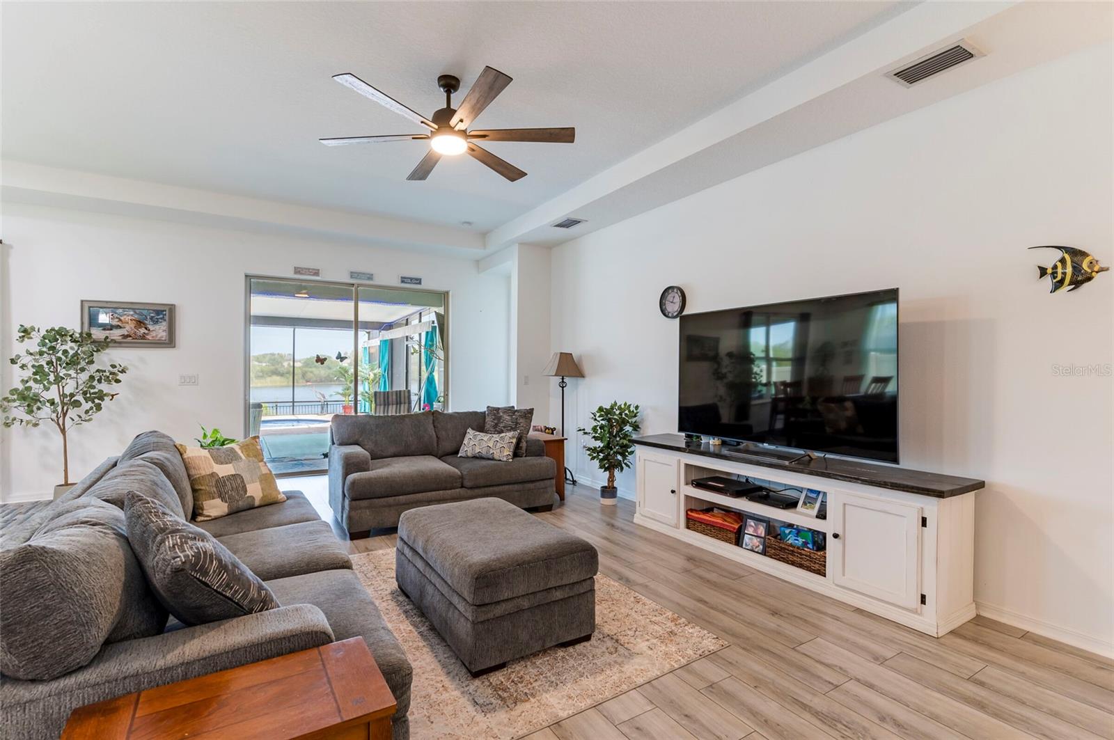 Listing photo id 11 for 13772 Moosehead Circle