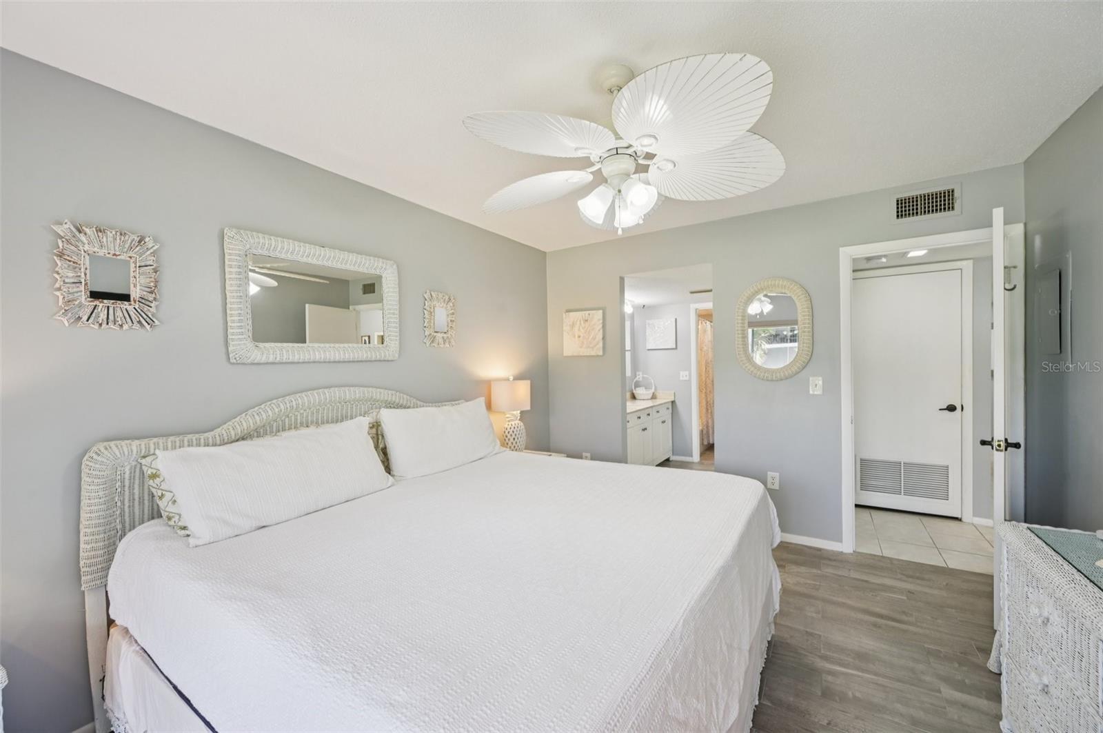 Image 31 of 48 For 1730 Manasota Beach Road 115