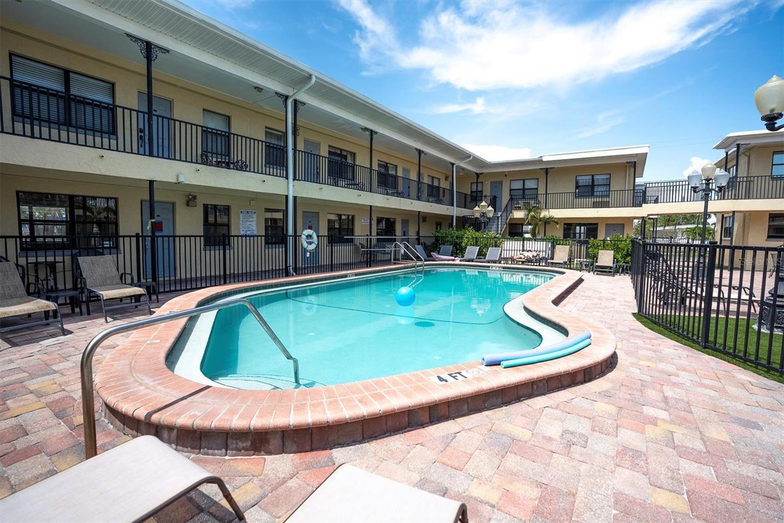 Image 23 of 35 For 16333 Gulf Boulevard 217