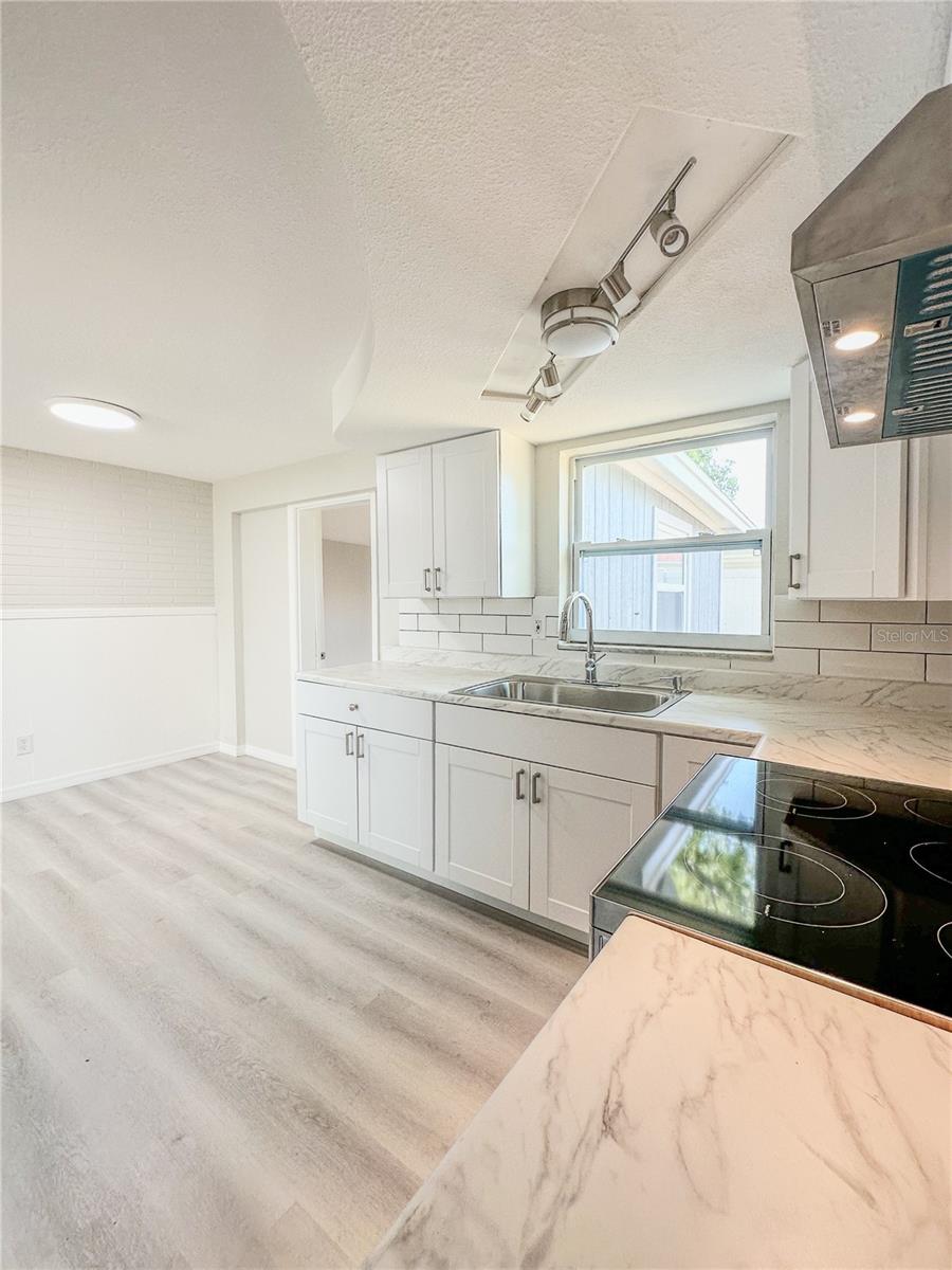 Listing photo id 9 for 3307 Rosefield Drive