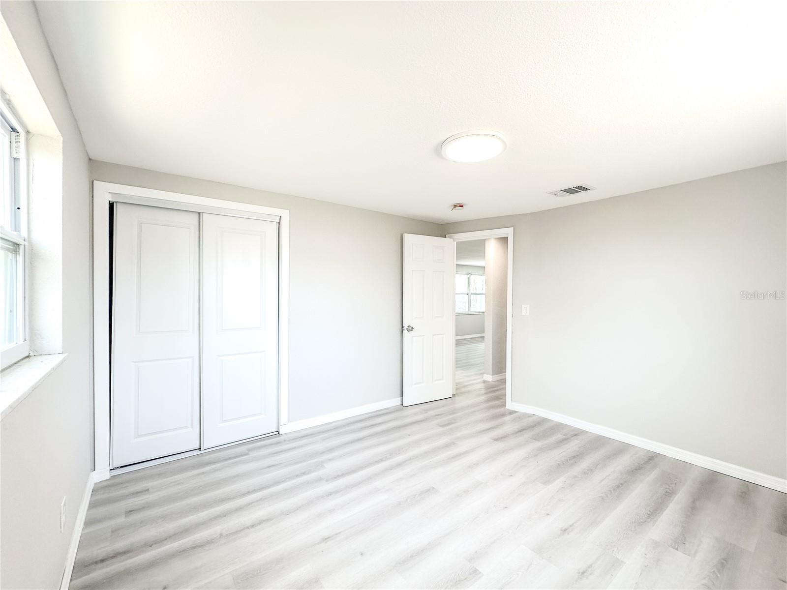 Listing photo id 13 for 3307 Rosefield Drive