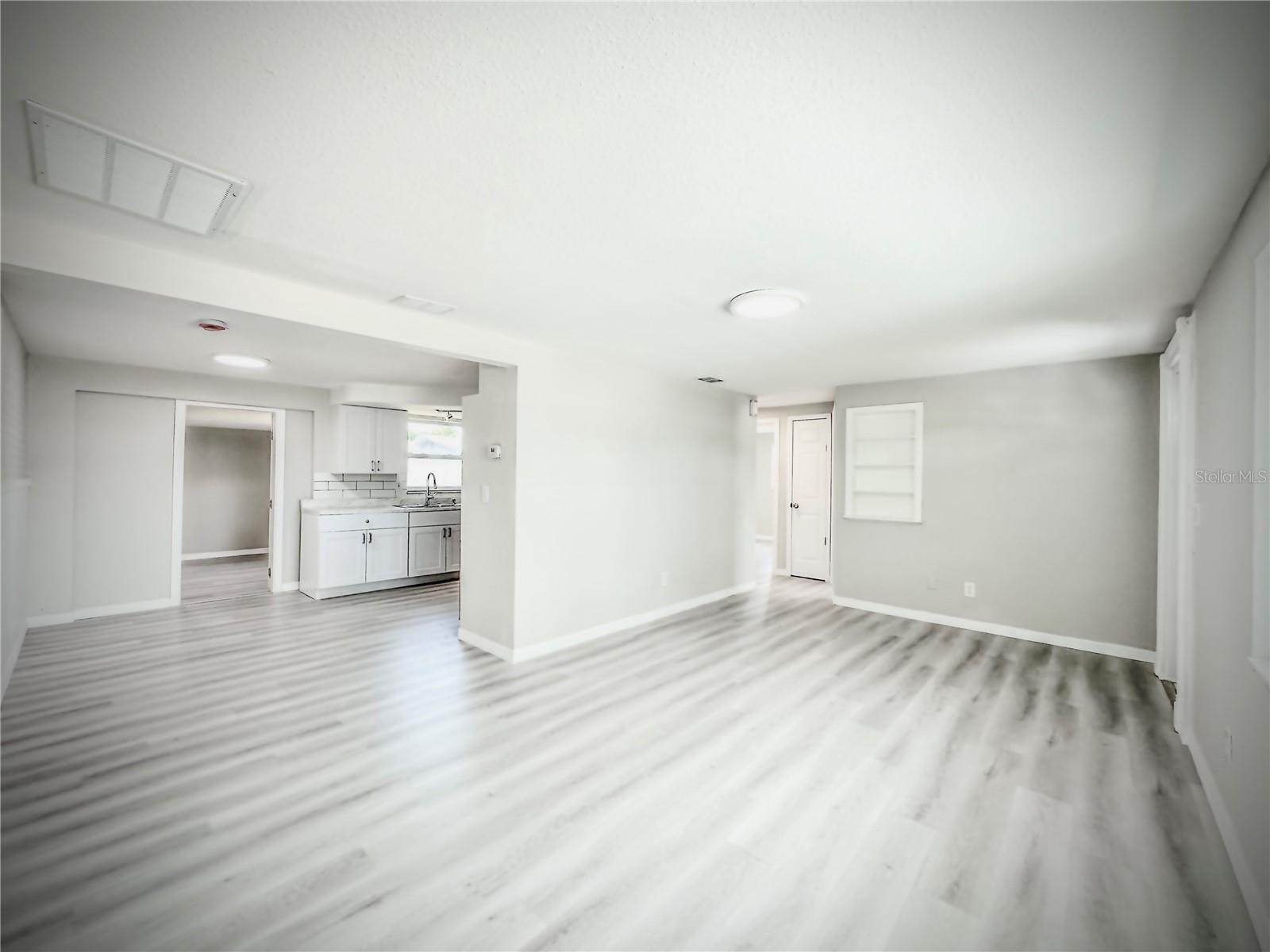 Listing photo id 3 for 3307 Rosefield Drive