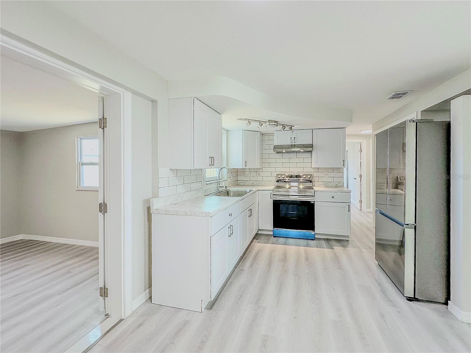 Listing photo id 6 for 3307 Rosefield Drive