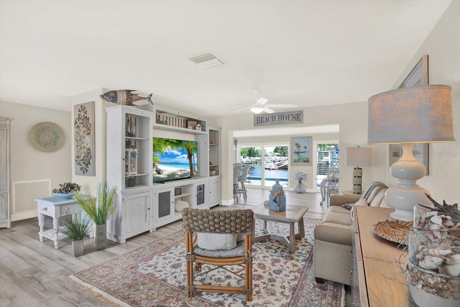 Listing photo id 16 for 4811 Shell Stream Boulevard