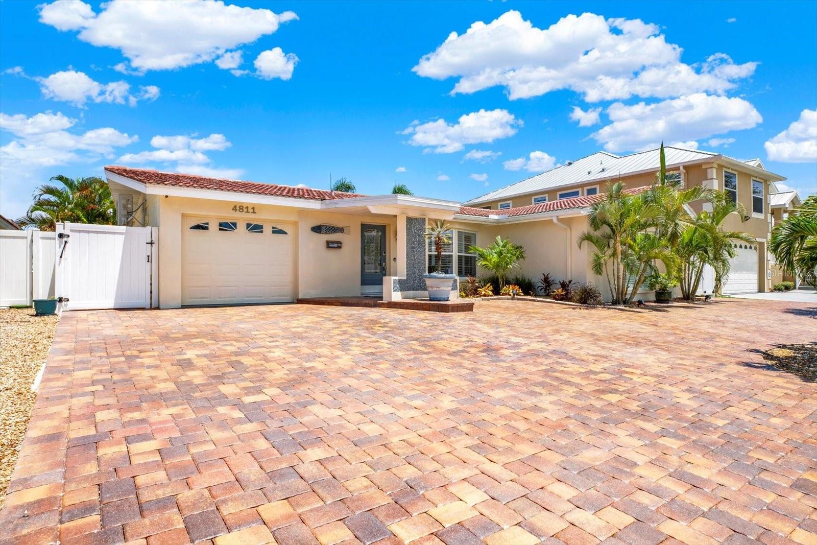 Listing photo id 3 for 4811 Shell Stream Boulevard