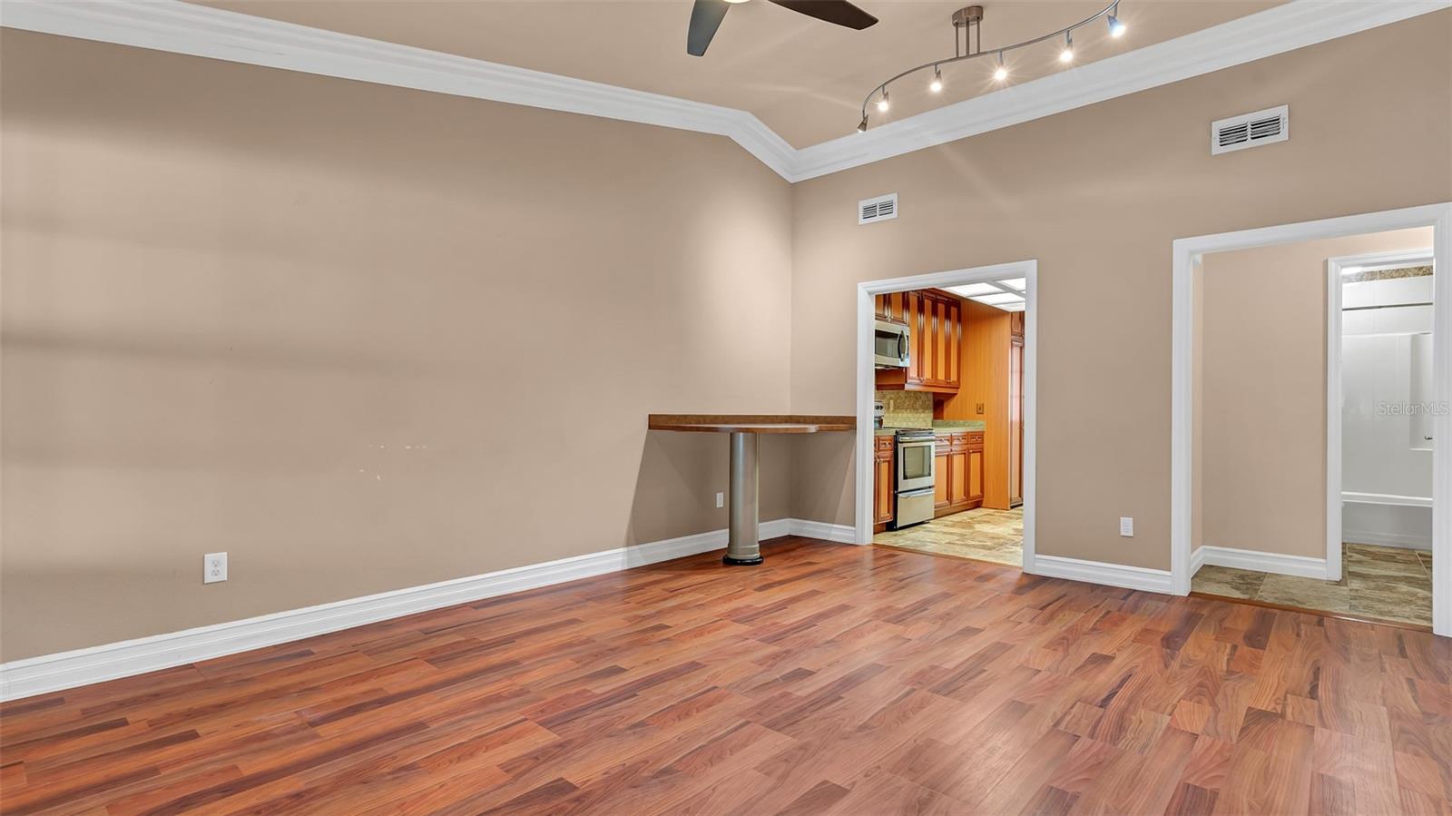 Image 3 of 19 For 1800 Poinsettia Avenue B