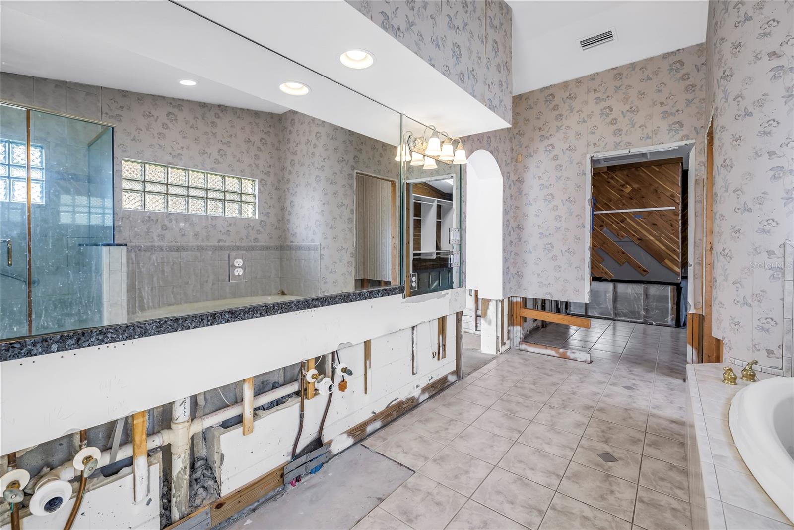 Image 37 of 71 For 2050 Kansas Avenue Ne