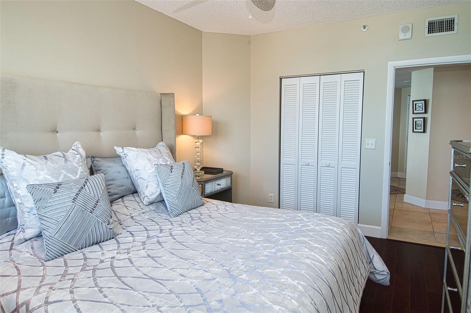 Image 43 of 91 For 1540 Gulf Boulevard 2102
