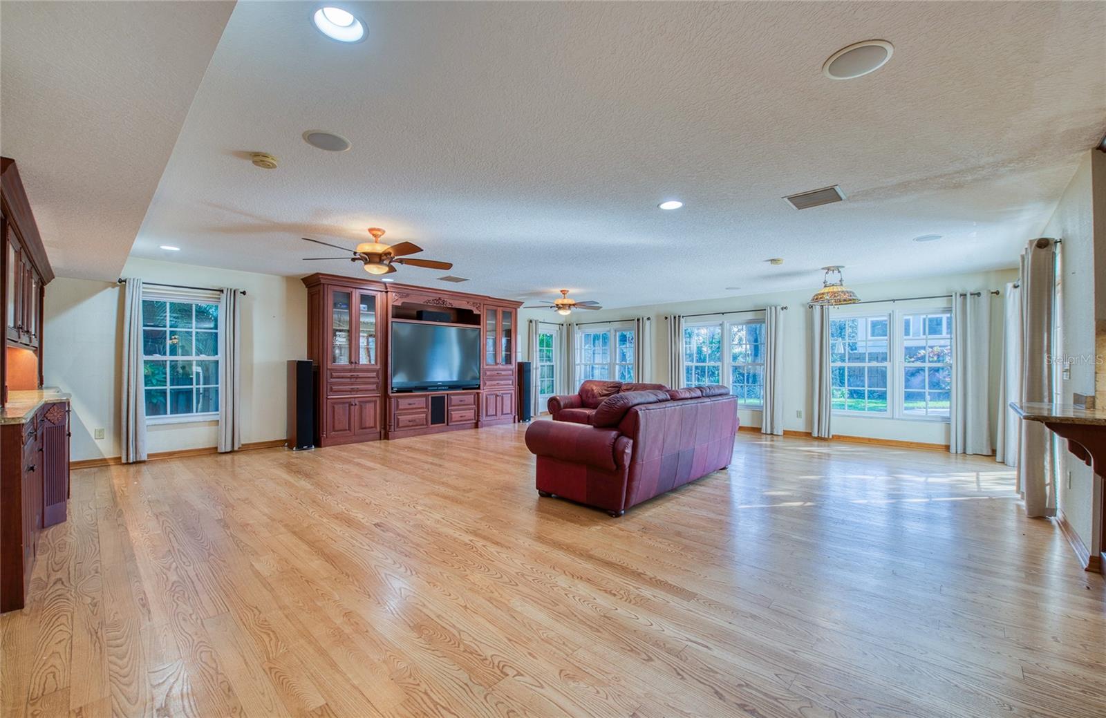 Listing photo id 9 for 2851 Weathersfield Court