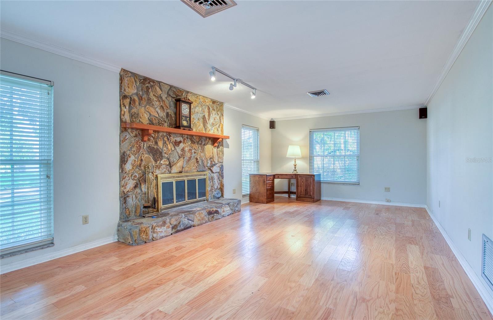 Listing photo id 6 for 2851 Weathersfield Court