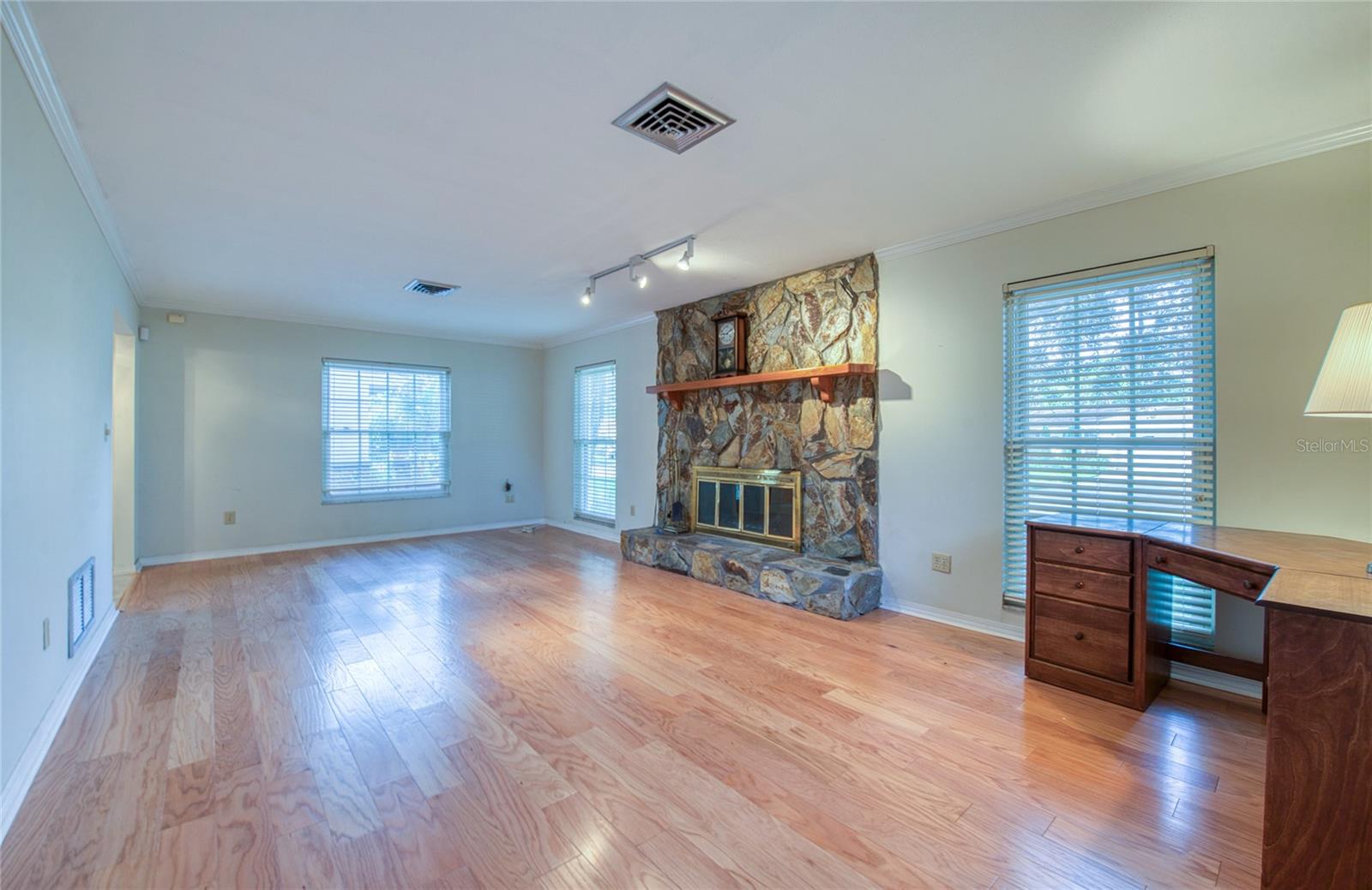 Listing photo id 7 for 2851 Weathersfield Court