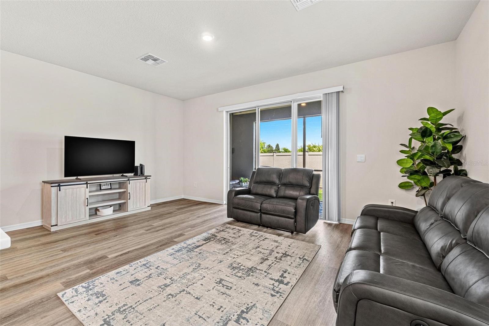 Image 12 of 35 For 829 Horizon Way