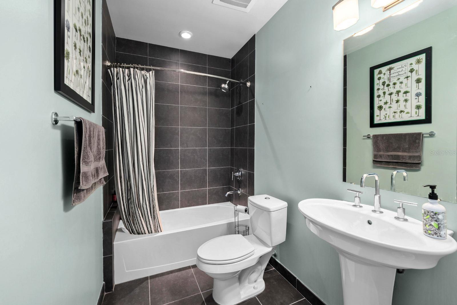 Image 14 of 39 For 400 4th Avenue S 1001
