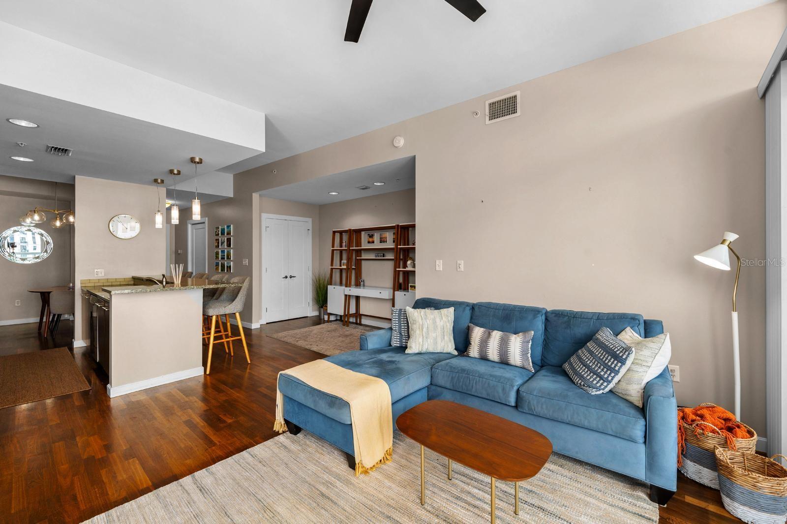 Image 8 of 39 For 400 4th Avenue S 1001