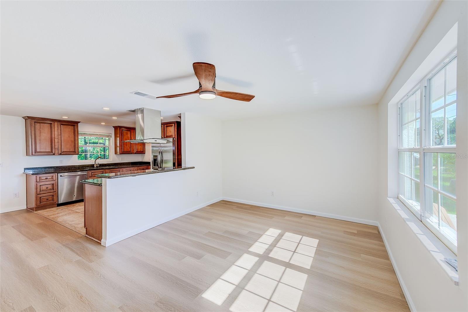 Image 4 of 36 For 9310 Oakleaf Avenue