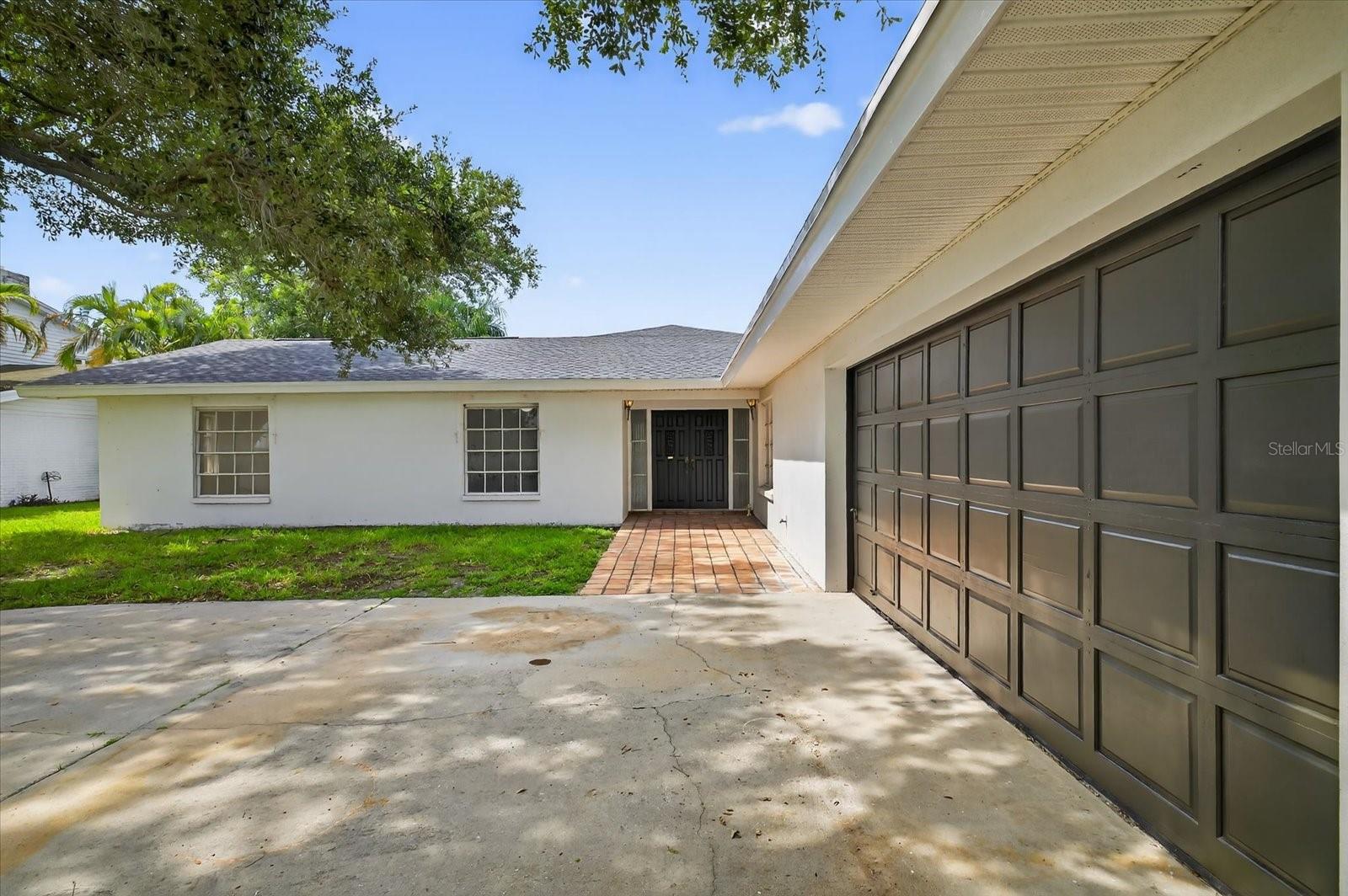 Listing photo id 10 for 120 Carlyle Circle