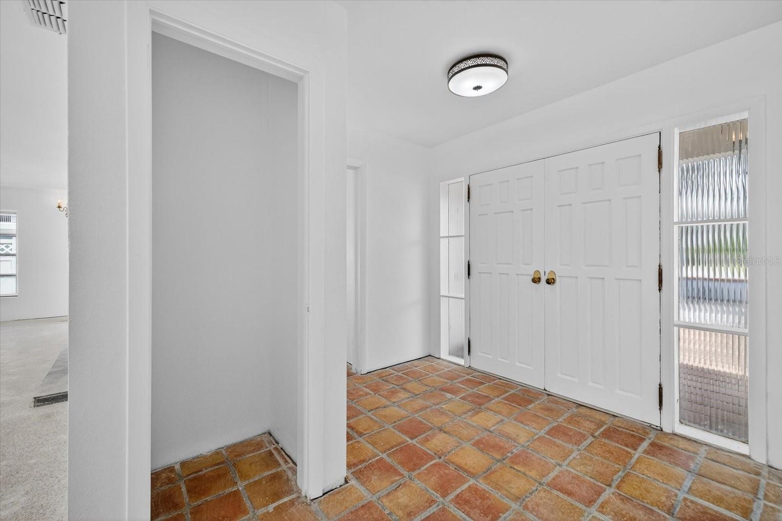 Listing photo id 12 for 120 Carlyle Circle