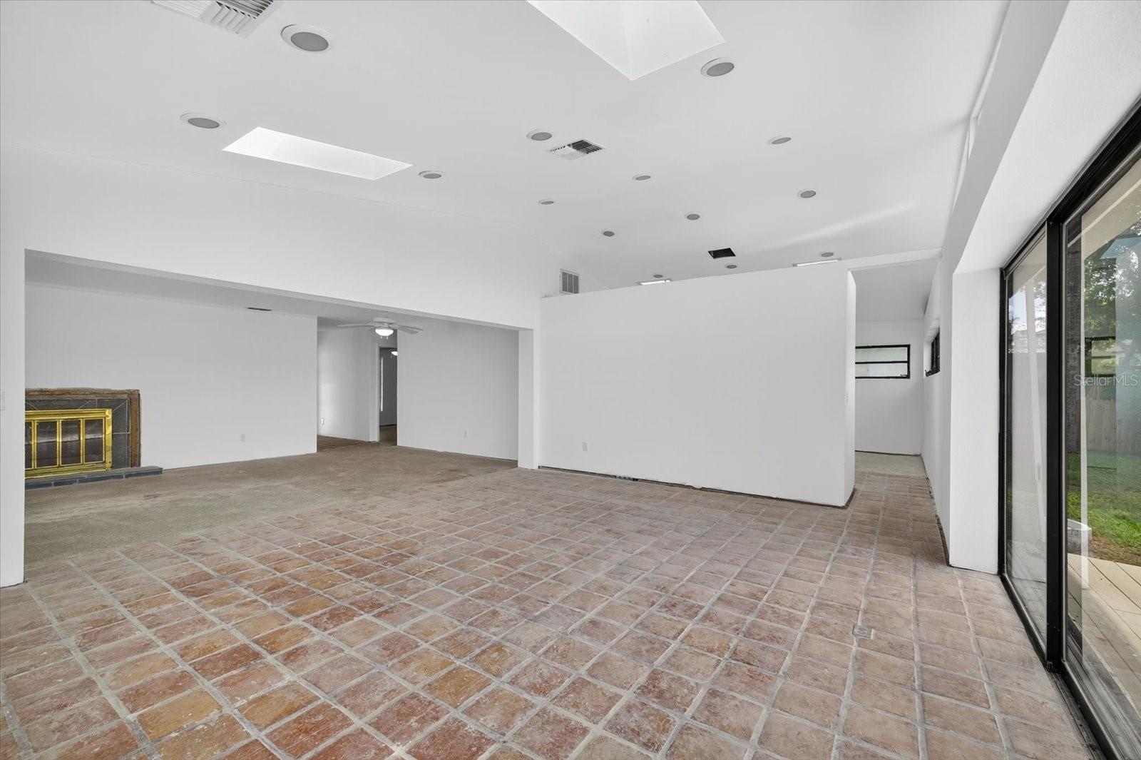 Listing photo id 18 for 120 Carlyle Circle